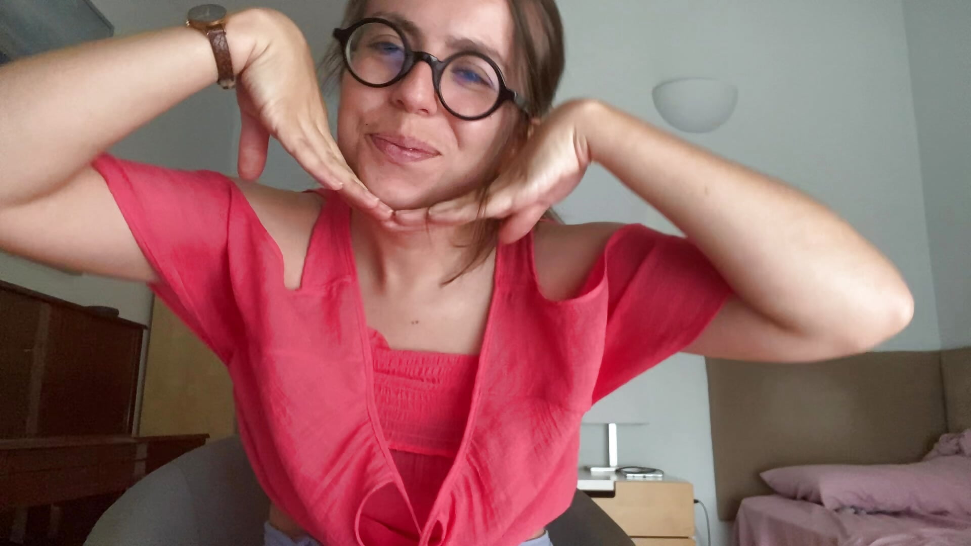 ASMR-piacere! buongiorno e benvenuto nella mia camer, dosa vuoi fare?*no nudo