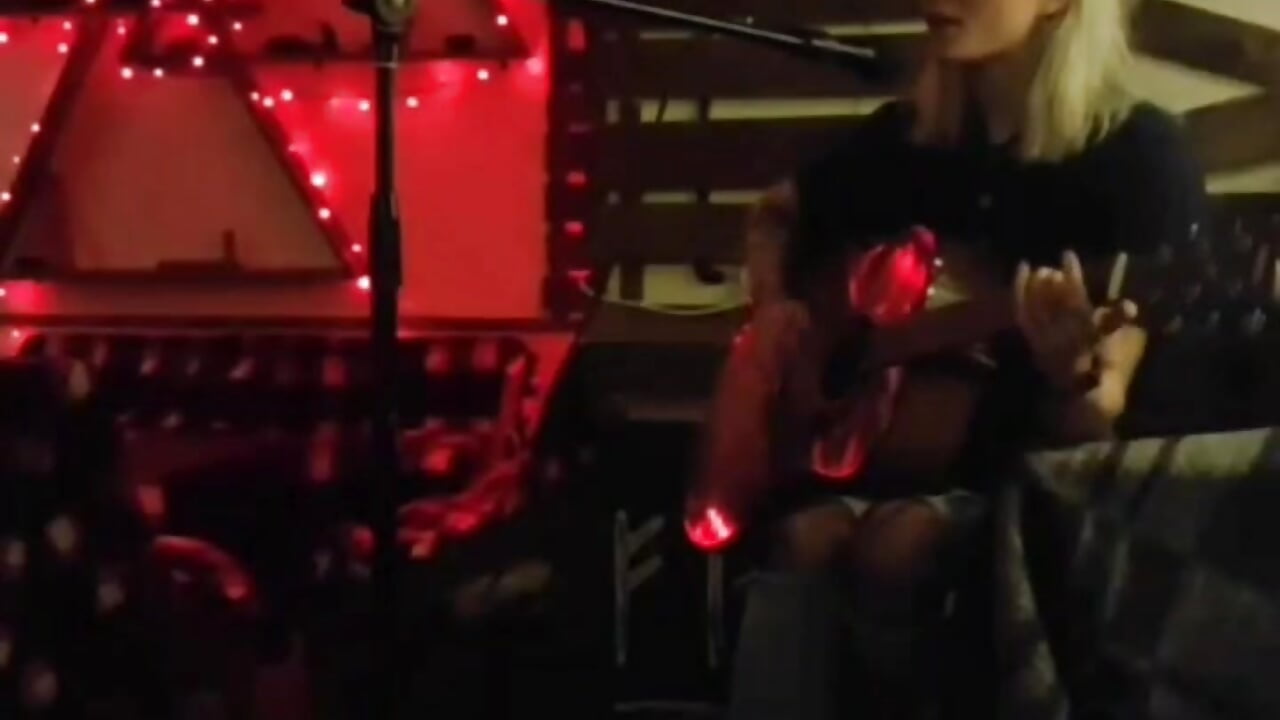 Lissa is singing on the open micro^^