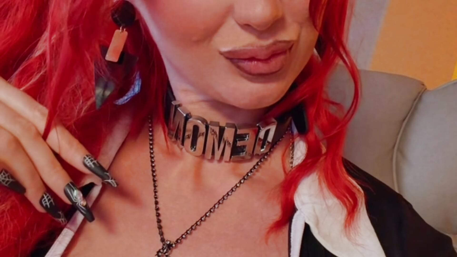 Don’t look between mistress legs .. – video modela na kameri Lady_RedAlexa_RA