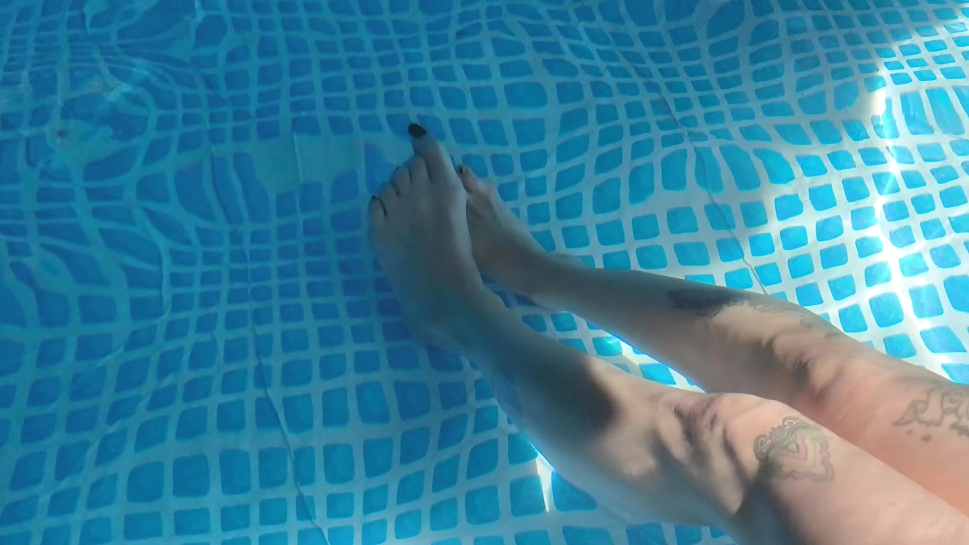 Pieds dans la piscine/ Feet in the pool