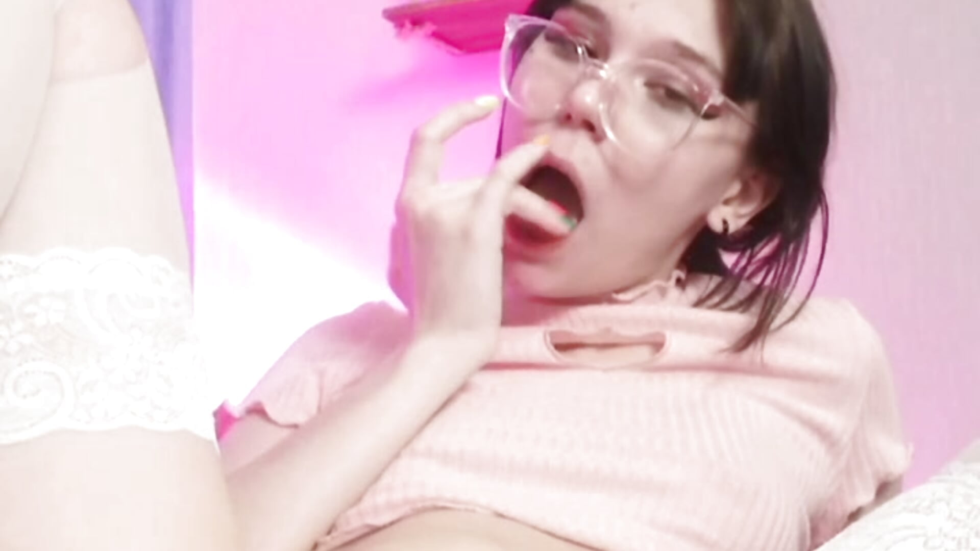 Playing with pussy - video di pinkdolly18 modella di cam