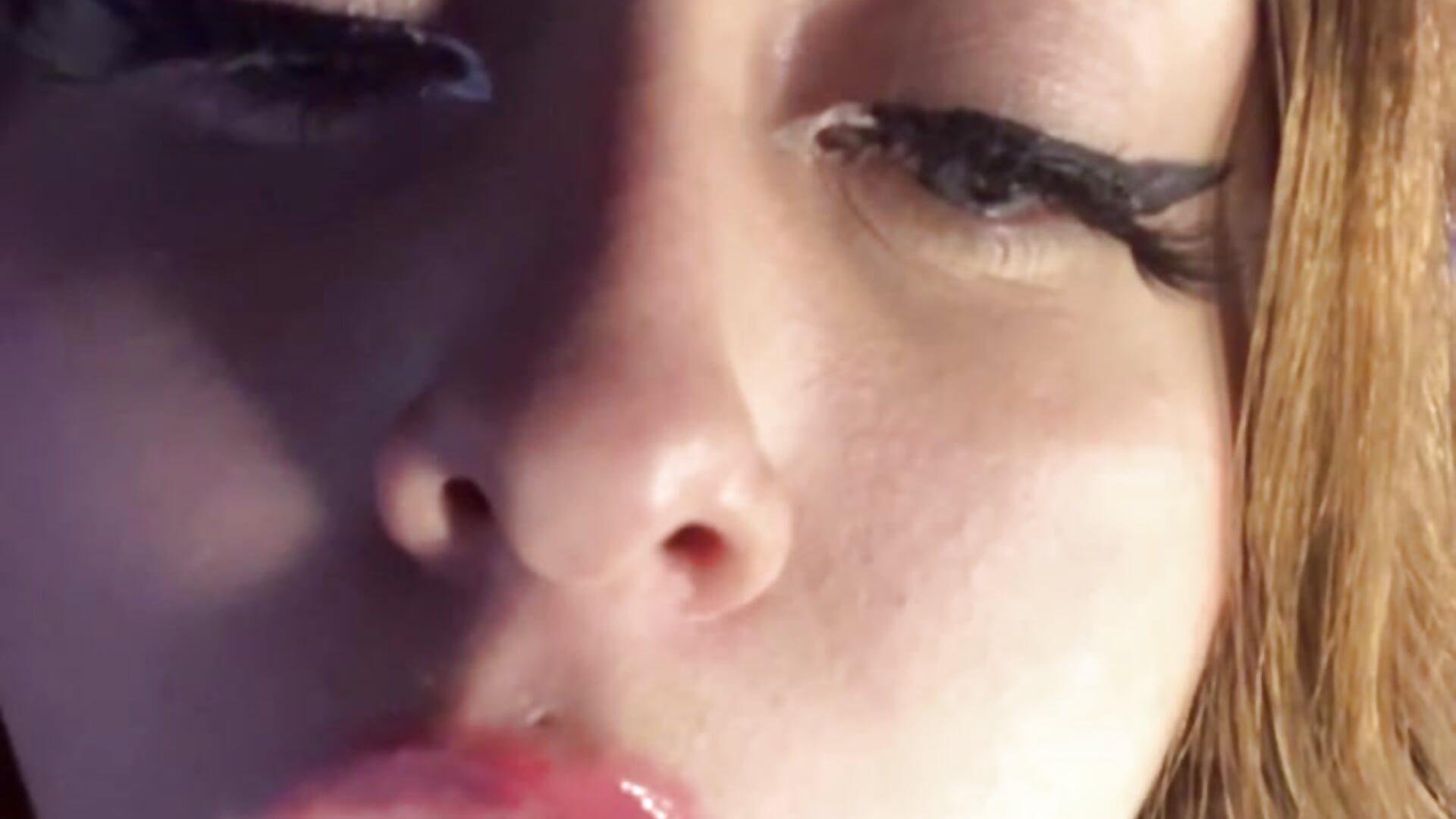 NATASHA gets naughty with a white cock - vidéo du modèle de showcams Sam_Thompsoon_