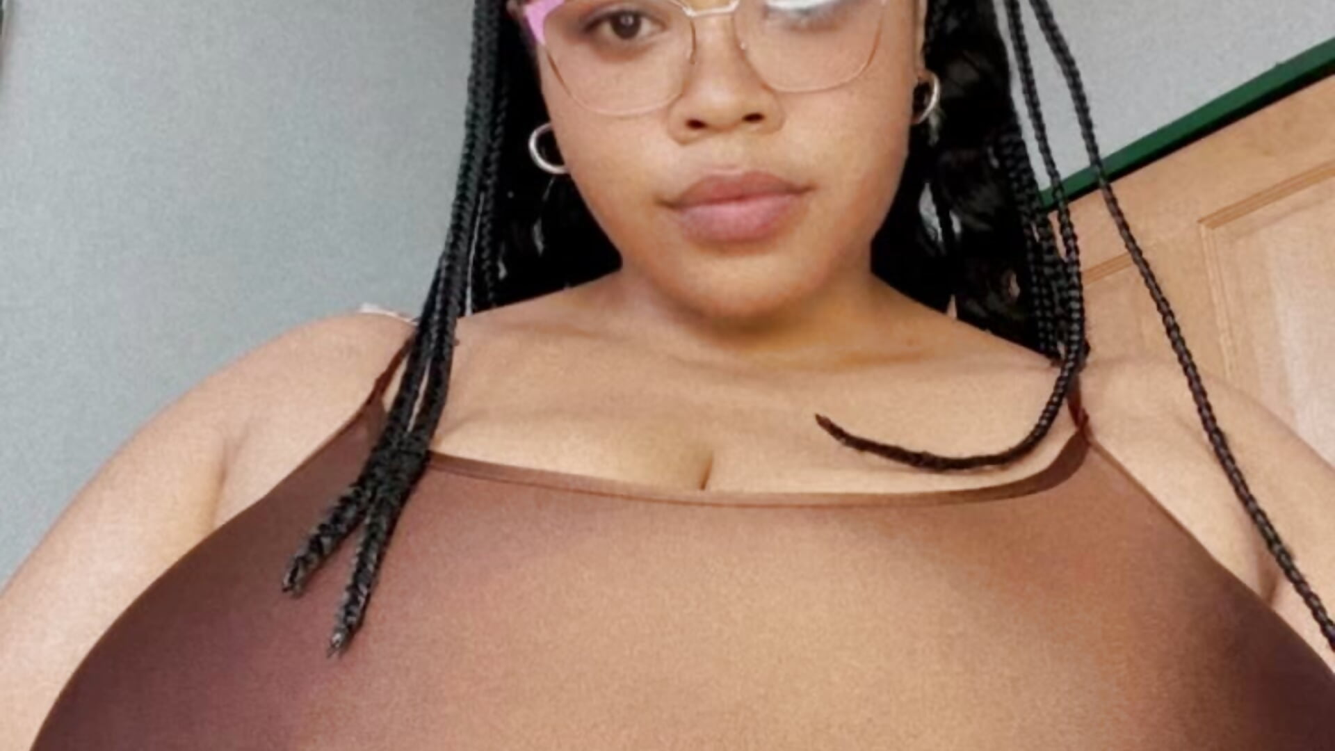 d7ca5f7c825d49238149f84d0a9625be - vídeo de LunaCovenn modelo de câmara