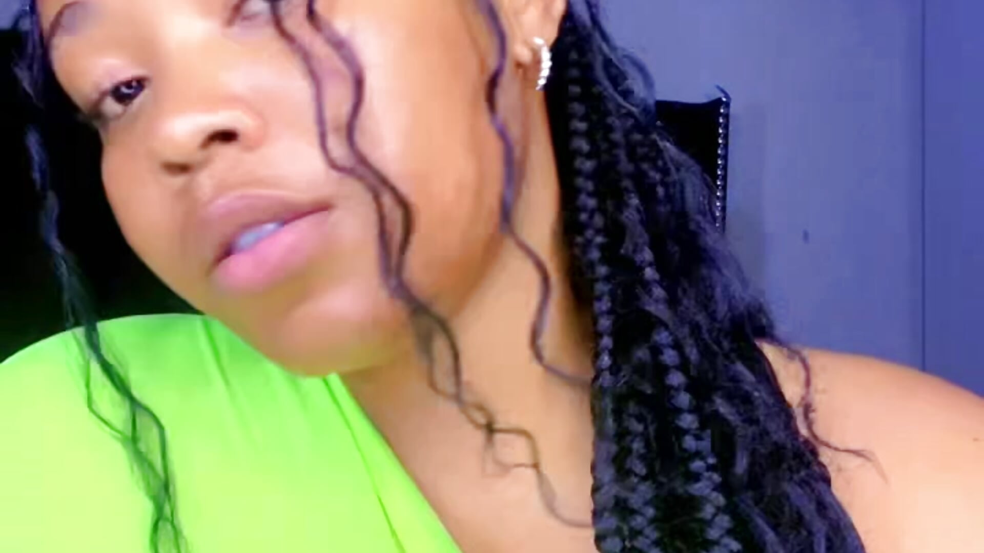 d2e0ee7deb744dc783bb79a9f7247c4a - vídeo de LunaCovenn modelo de câmara