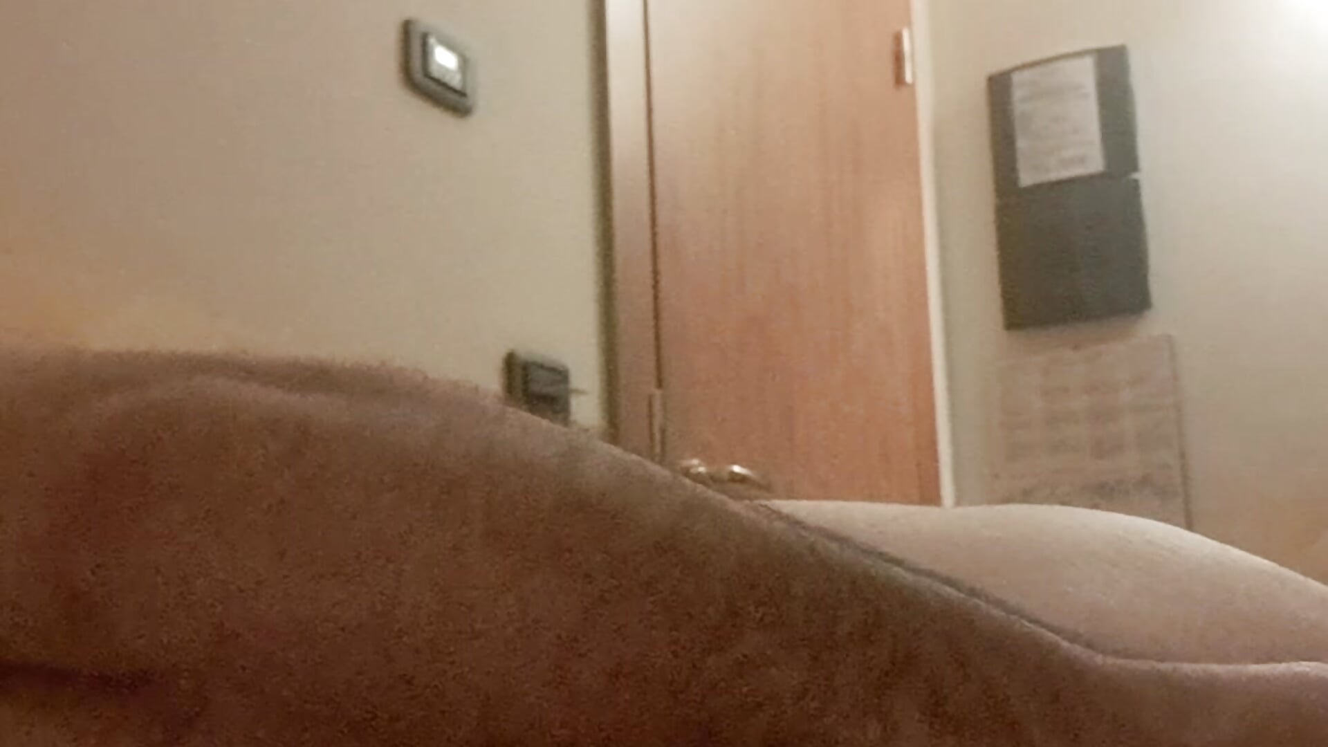 Mi infilo una bottiglia nel c... - video by alex899927 cam model