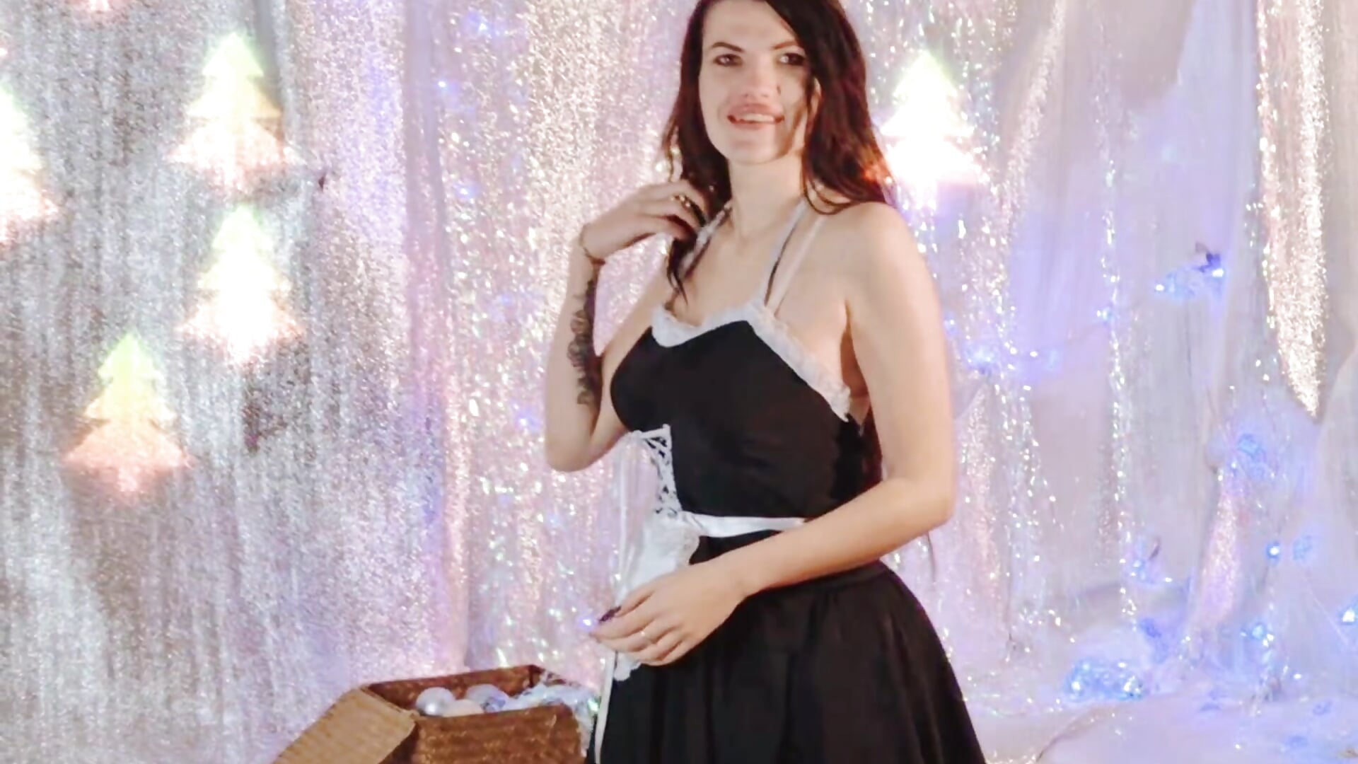 naughty maid for christmas - video của người mẫu cam MilaLoona