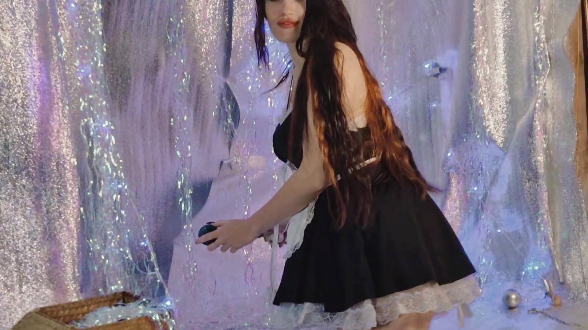 maid with Christmas balls - video của người mẫu cam MilaLoona