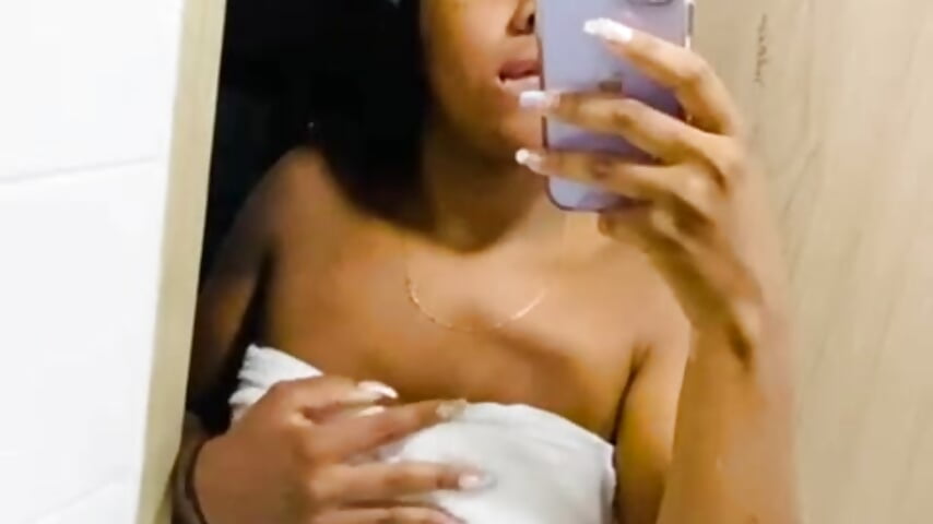 NAKED  ON MY BAD ROOM - video by Niyirey1 cam model