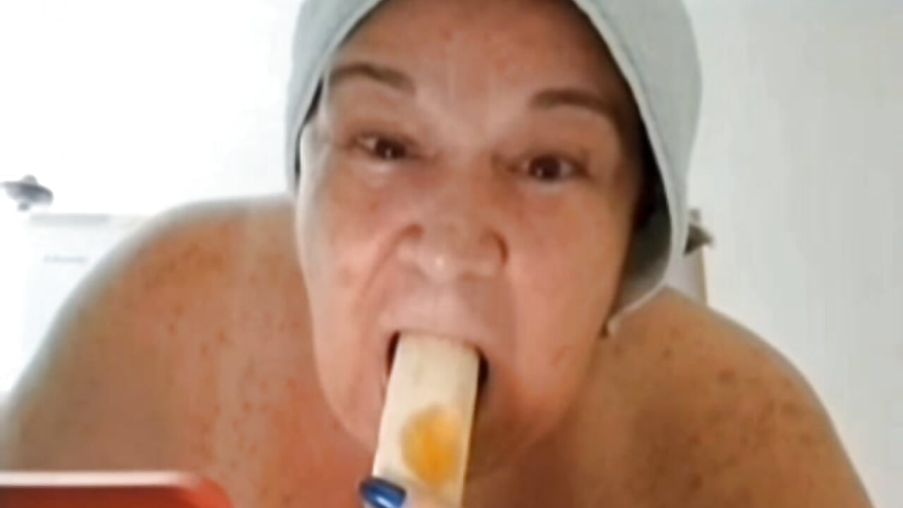 Metidinha com banana - วิดีโอโดย Yaya_Mineira โมเดลแคม