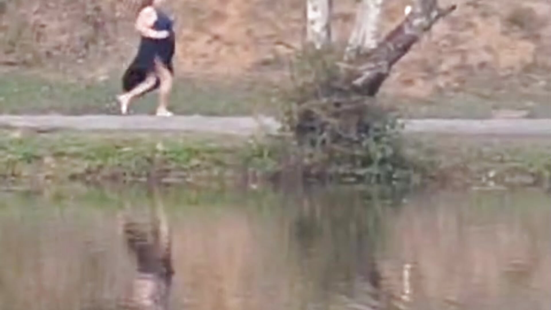 Playing in Edge by Lake - Moleca na Beira do Lago - วิดีโอโดย Yaya_Mineira โมเดลแคม