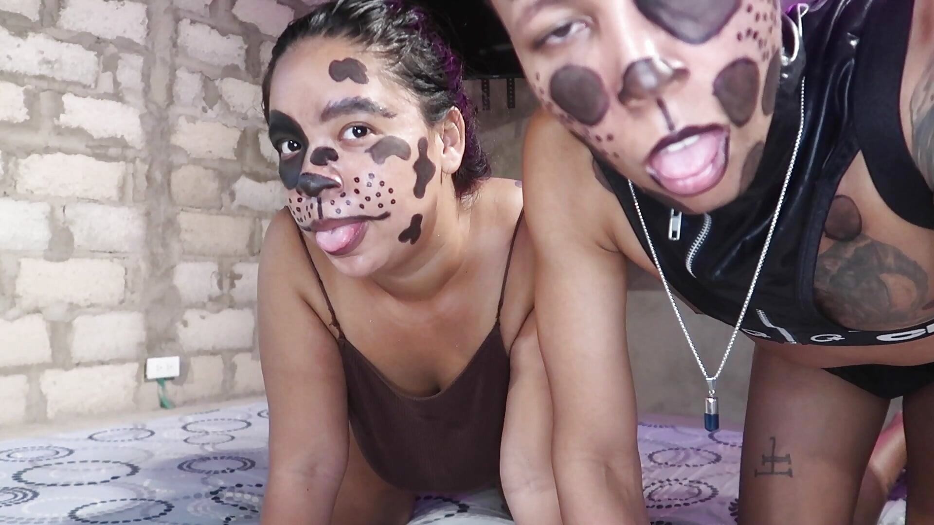 Pet Play role playing sweet and happy puppies, – video modela na kameri EL-CHICLE-TV