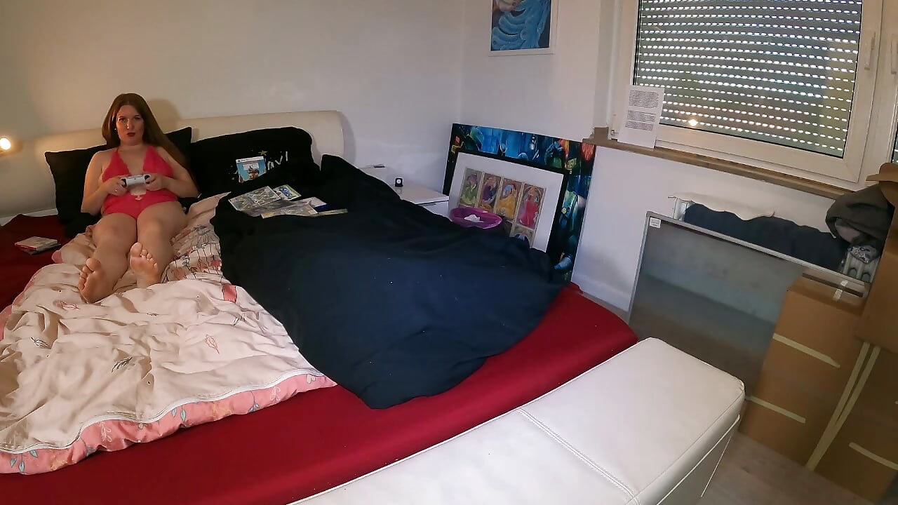 Gamergirl zockt und wichst - video by Exotic-Desire cam model