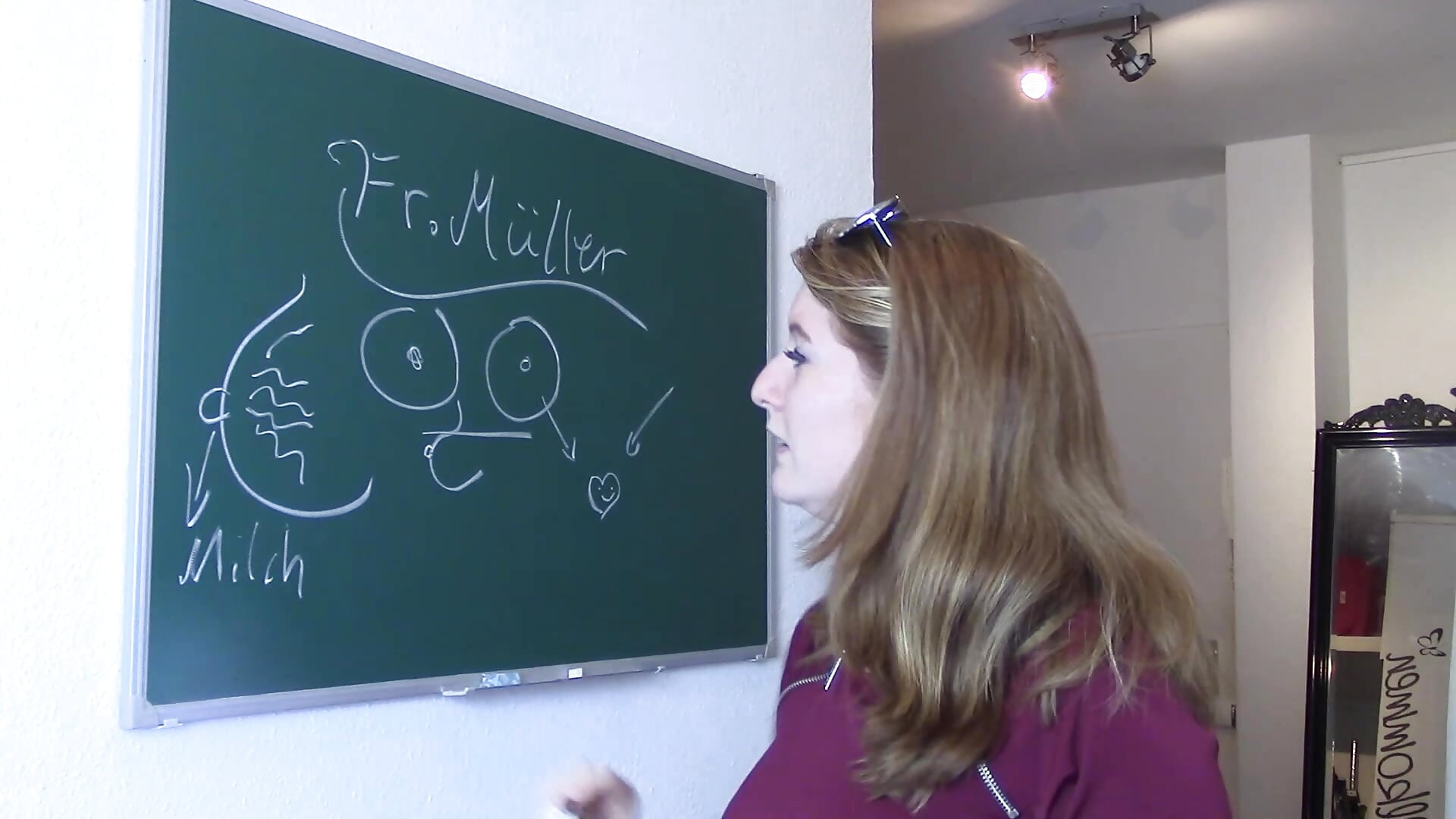 Biolehrerin erklärt weiblichen Körper und macht sich nackt - video by Exotic-Desire cam model