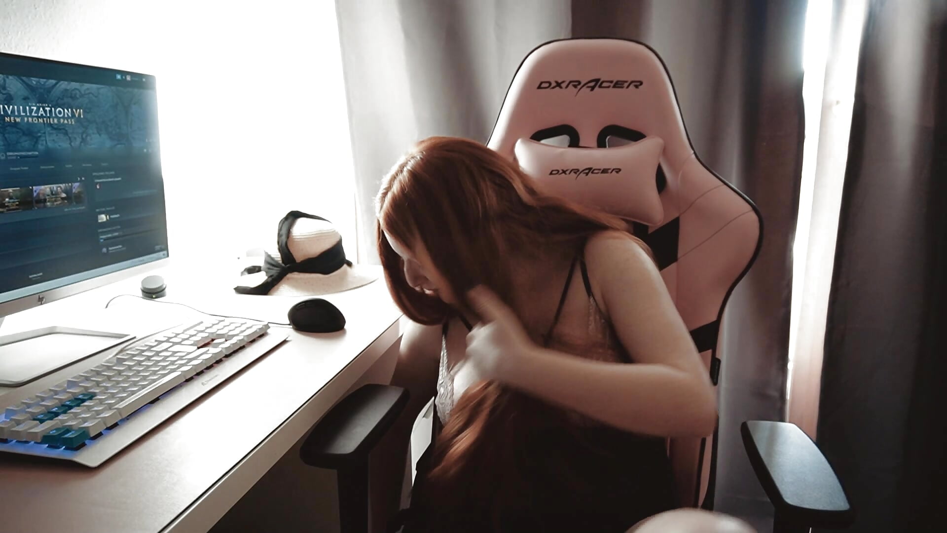 Orgasmus auf dem DX Racer Stuhl - video by Exotic-Desire cam model