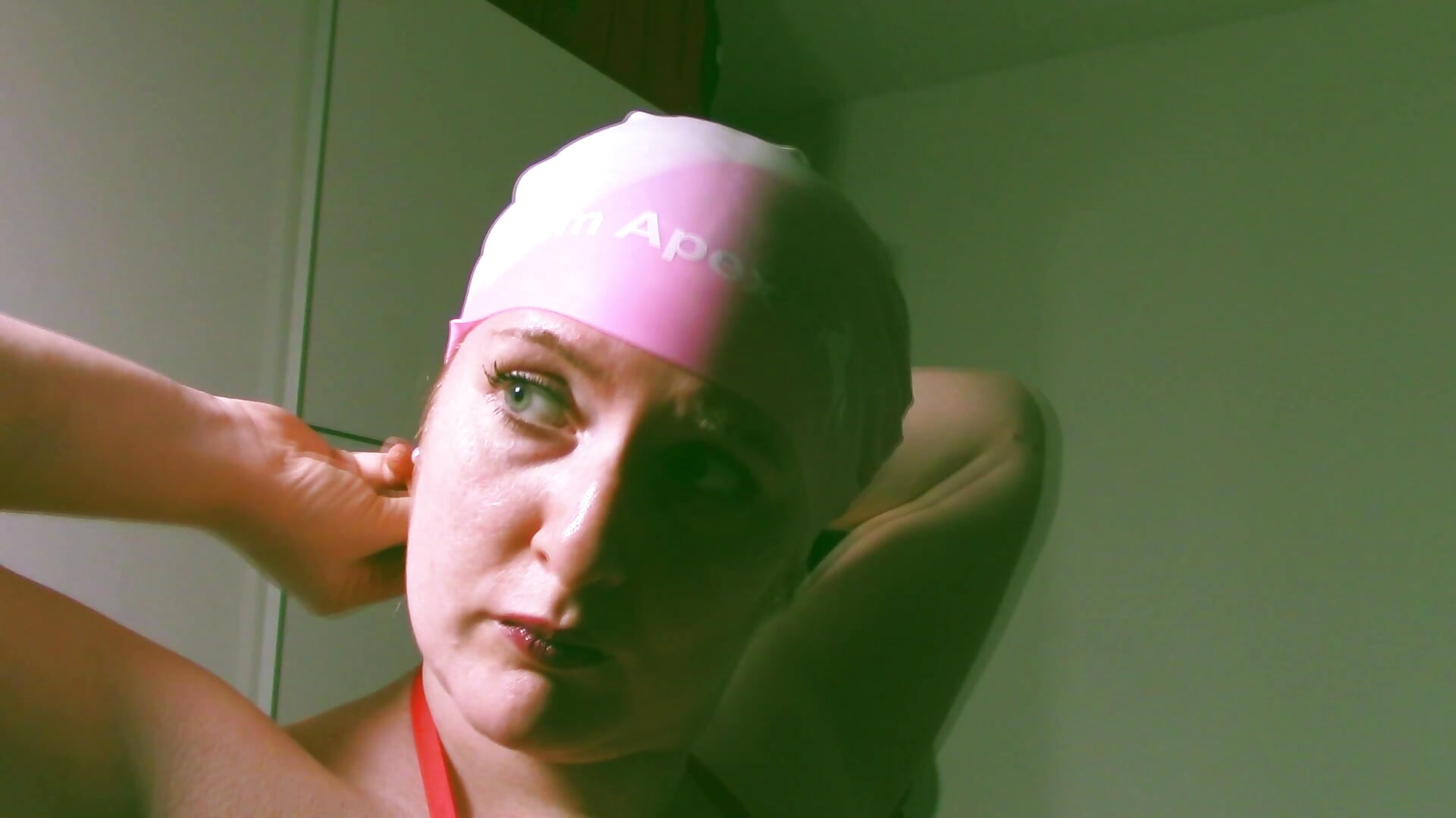 Rosa Badekappe Strip - video by Exotic-Desire cam model