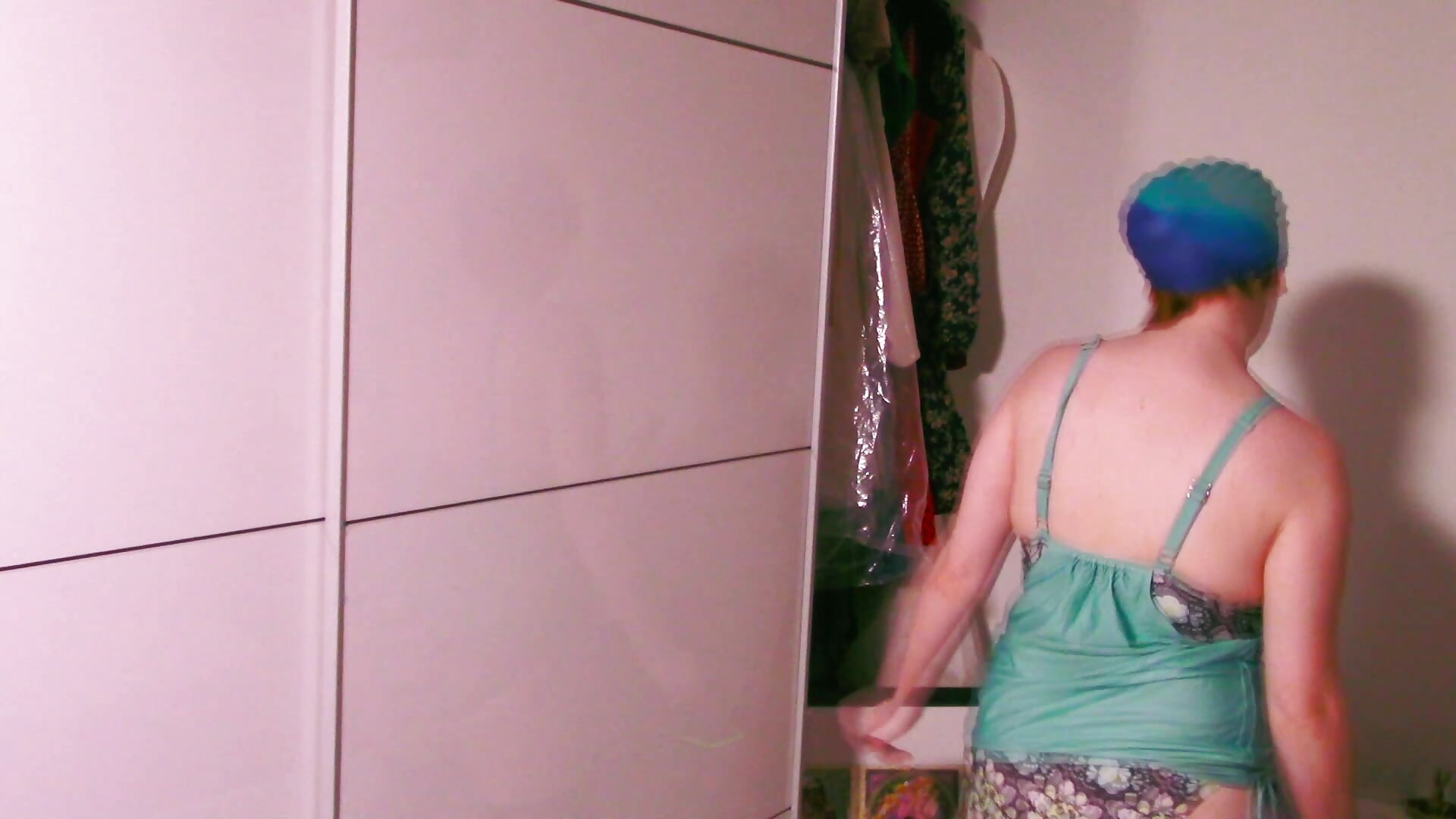 Blaue Badekappe Strip - video by Exotic-Desire cam model