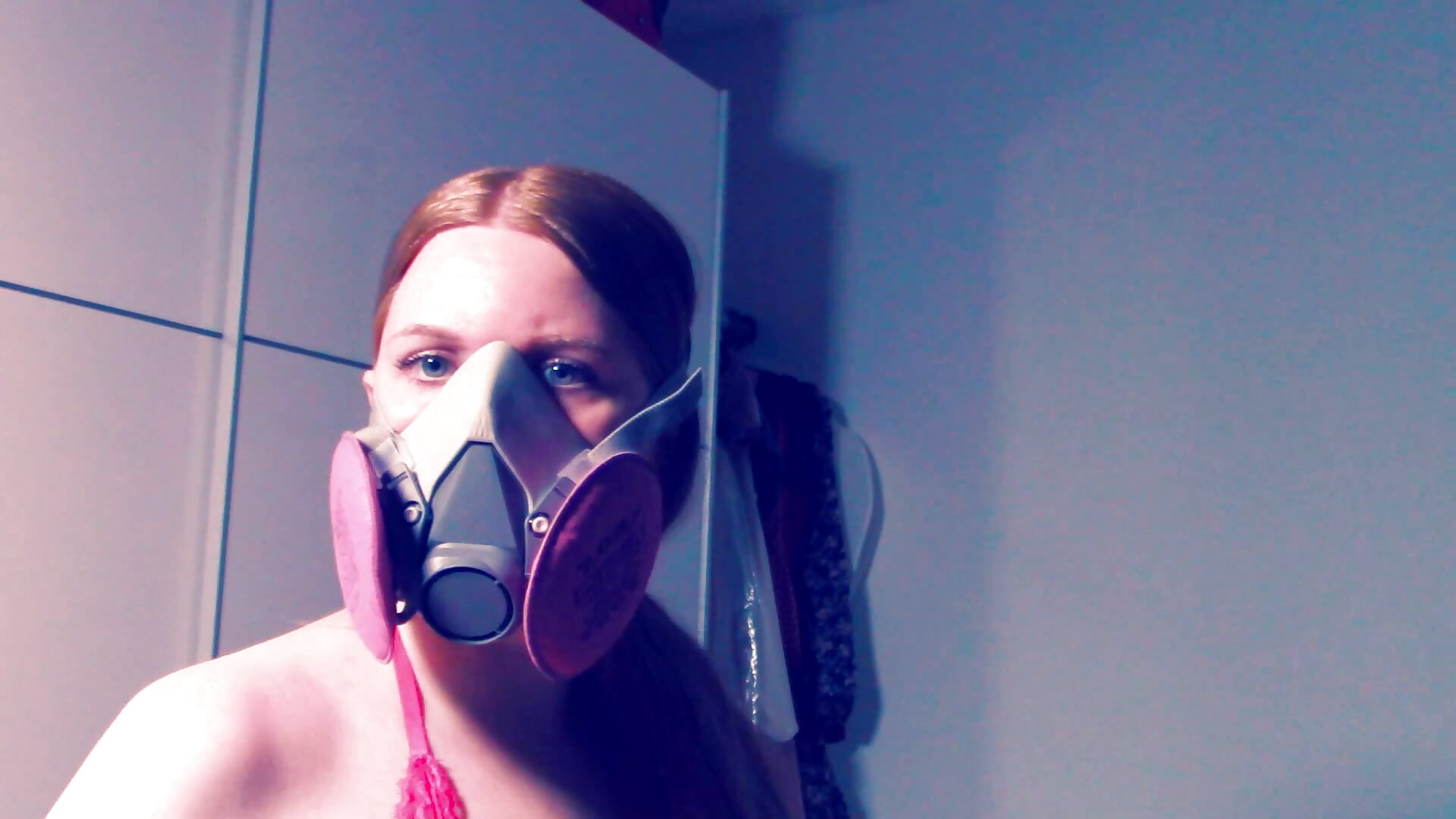 Staubmaske Strip - video by Exotic-Desire cam model