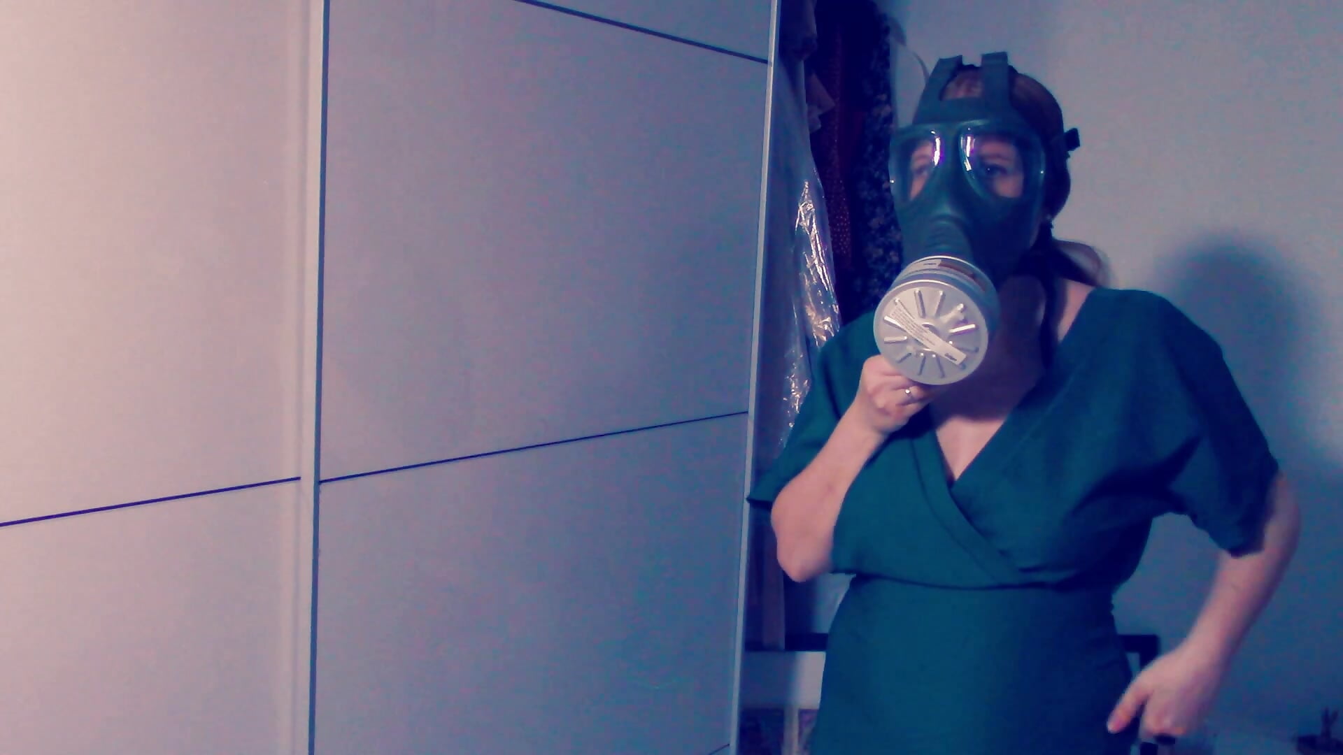 Gasmasken Strip - video by Exotic-Desire cam model