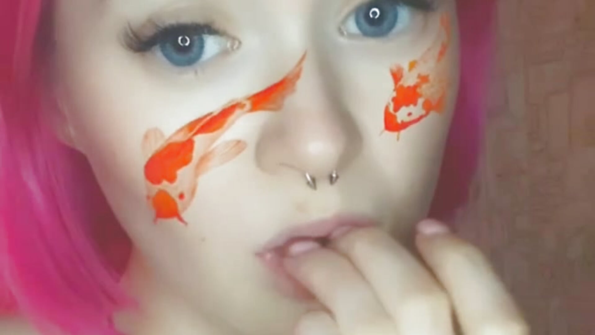 Suck and lick fingers - video by Molly_Quinn cam model