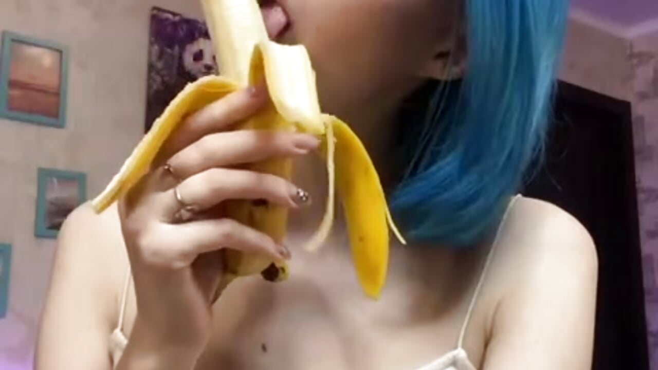 Eating banana - video by Molly_Quinn cam model