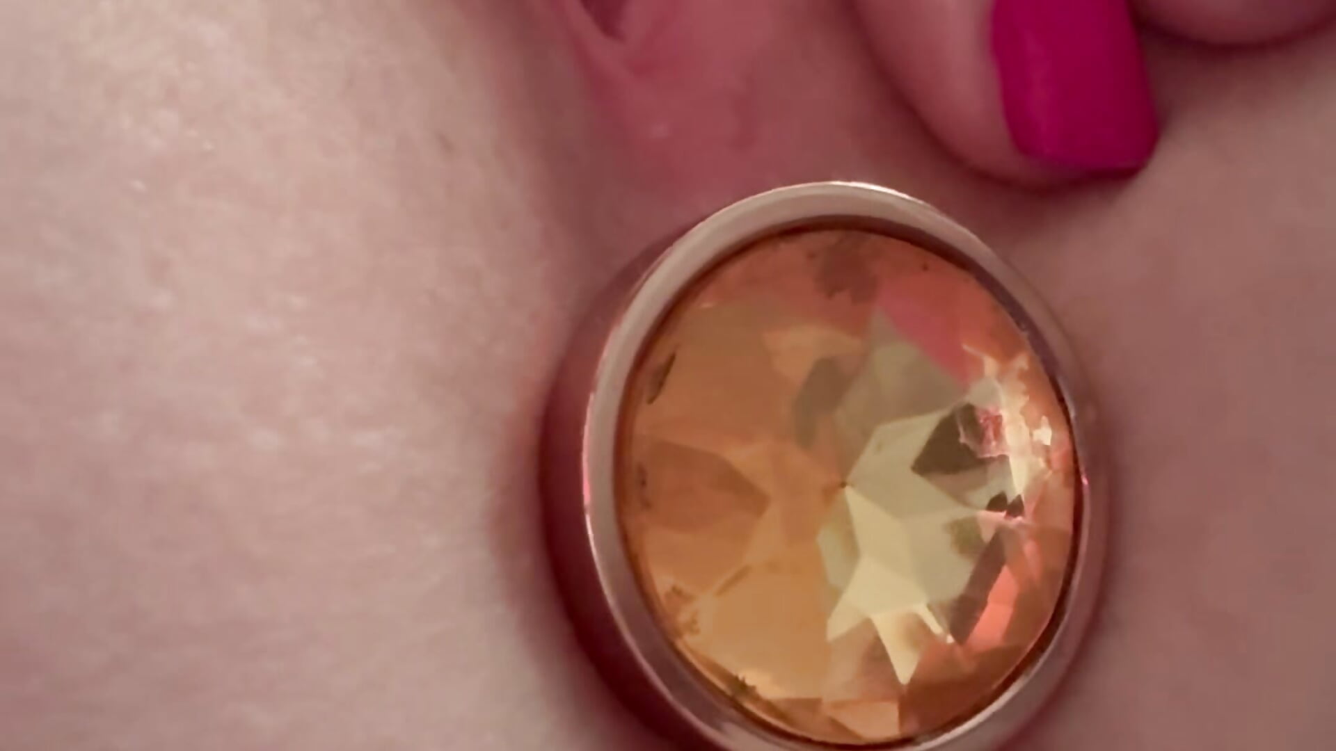Up close fingering with buttplug in until I cum - فيديو من HarmonyWhite موديل الكام