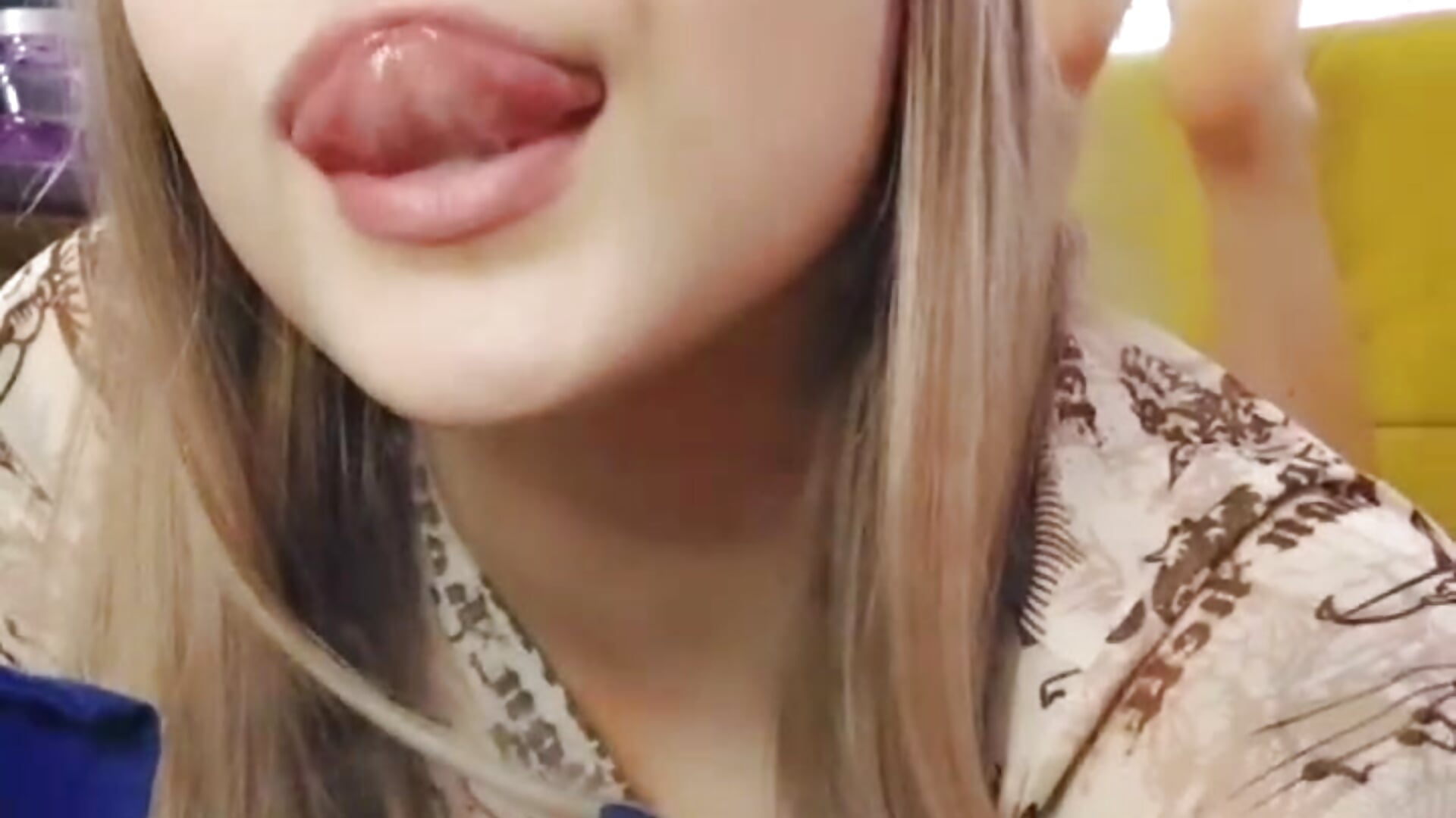 Tease tongue on couch – video od webkamerové modelky _D_Love_