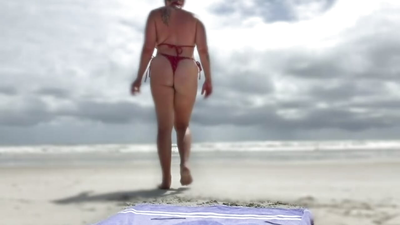Tattooed Beach Babe in Red Bikini - Bubble Butt Outdoors with Goddess - βίντεο μοντέλου MarlaFknSinger