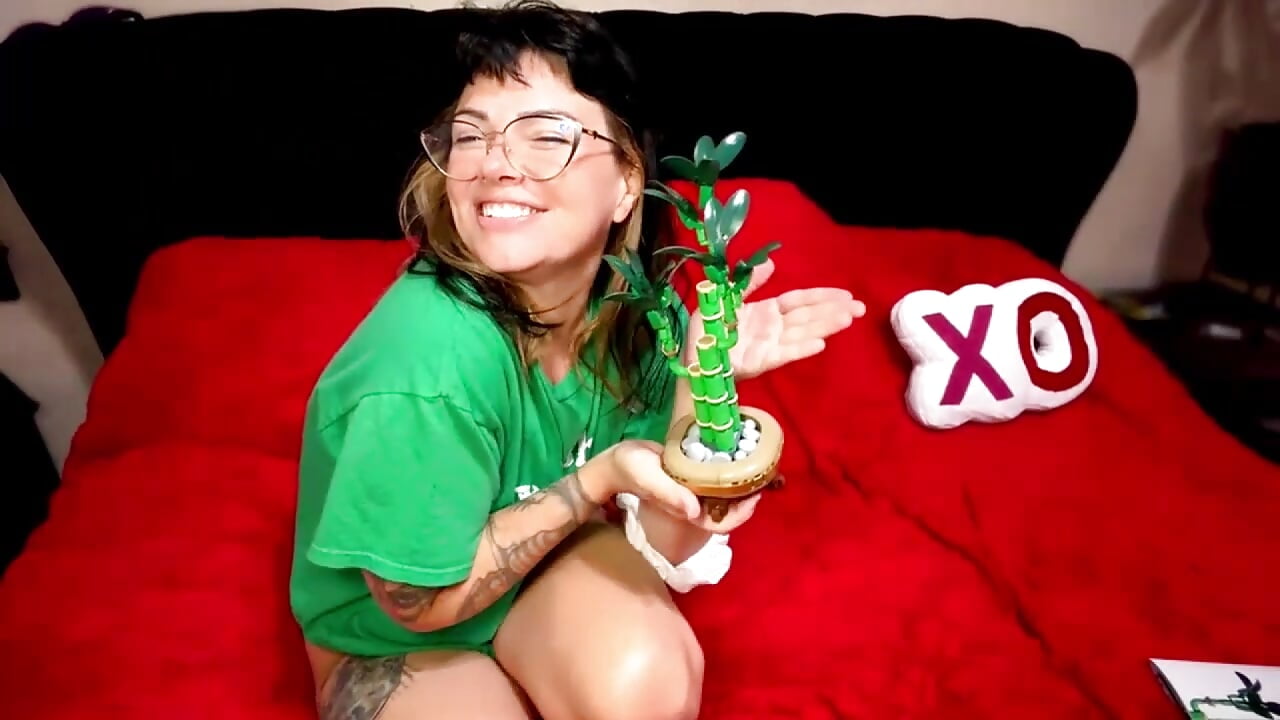 LUCKY BAMBOO - Gift from the Master Builder Lech - βίντεο μοντέλου MarlaFknSinger
