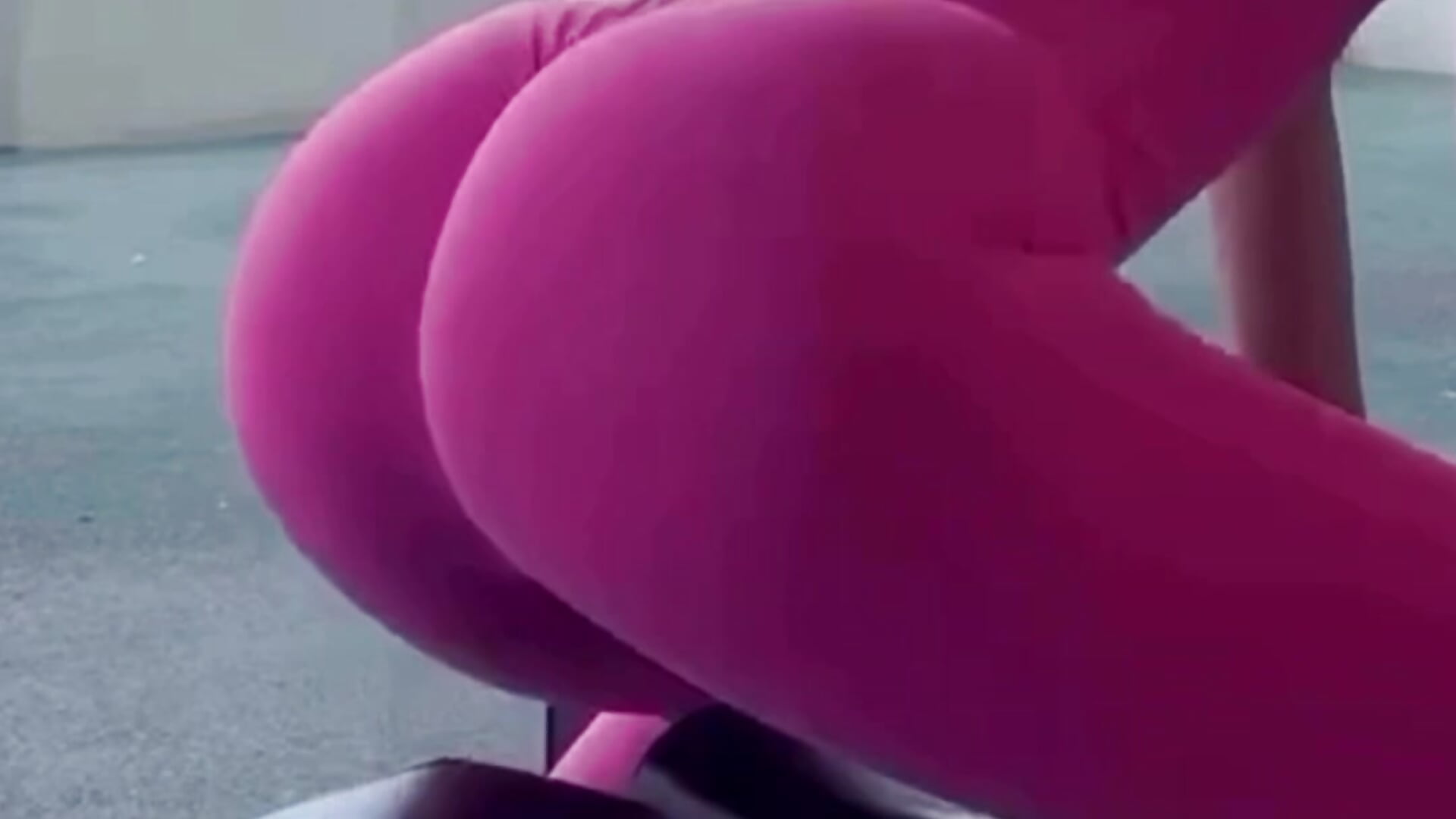 'Come on, slap me heartily-don't be shy!'" - Video von LindyVSAndy Cam-Model