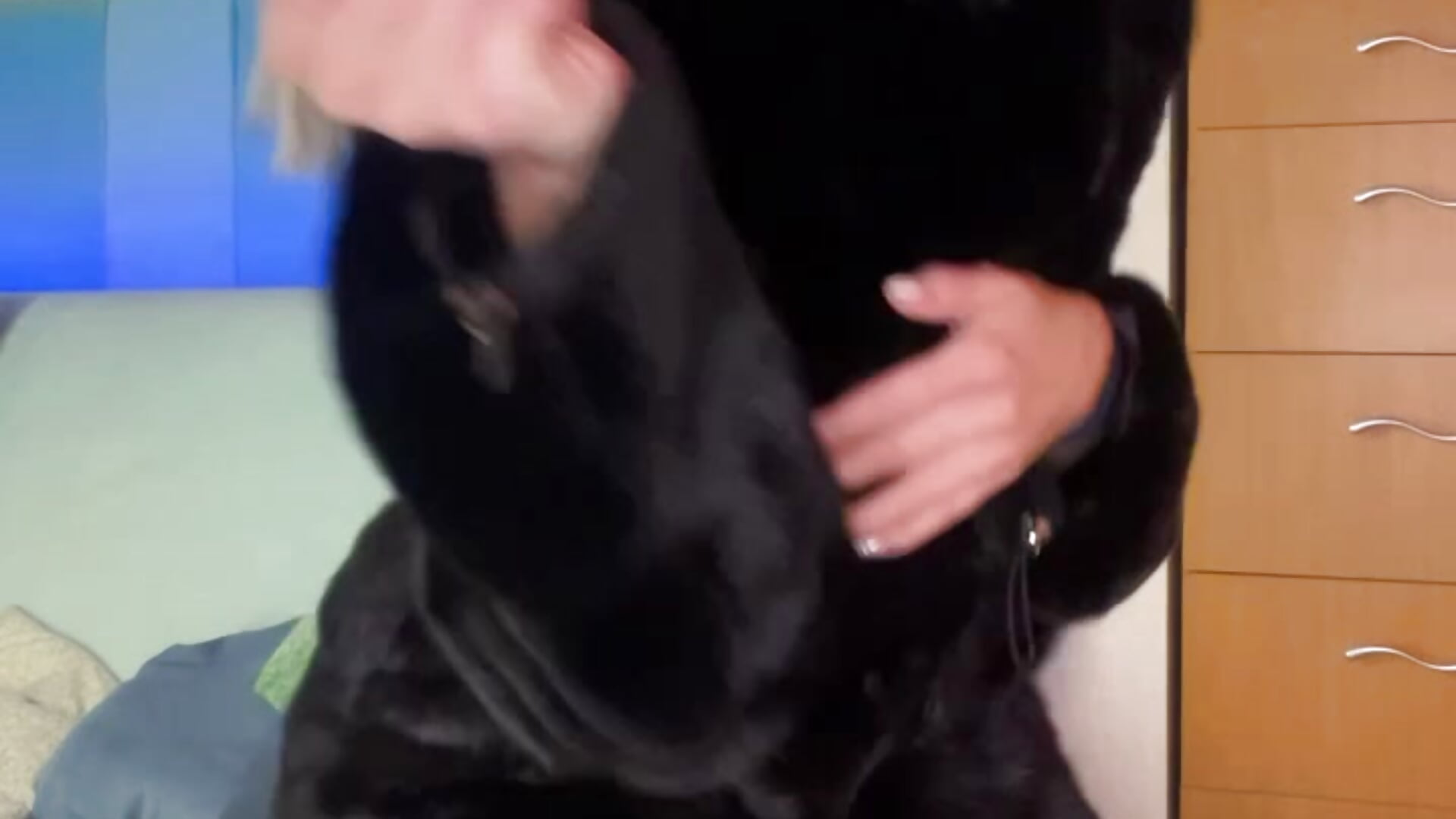 Quickly take off my fur coat - Video von LindyVSAndy Cam-Model