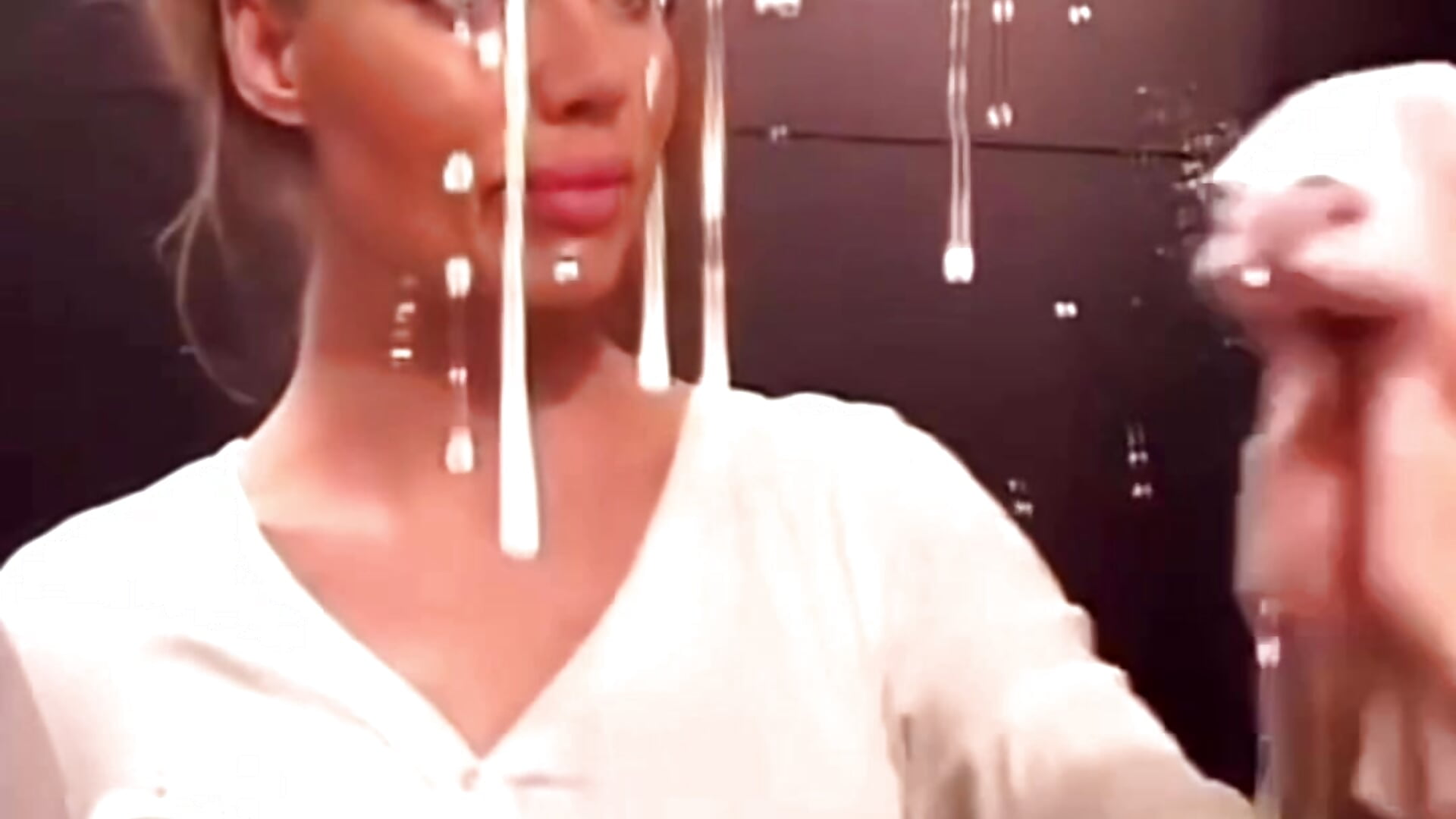 Rub the mirror to see you more clearly - Video von LindyVSAndy Cam-Model