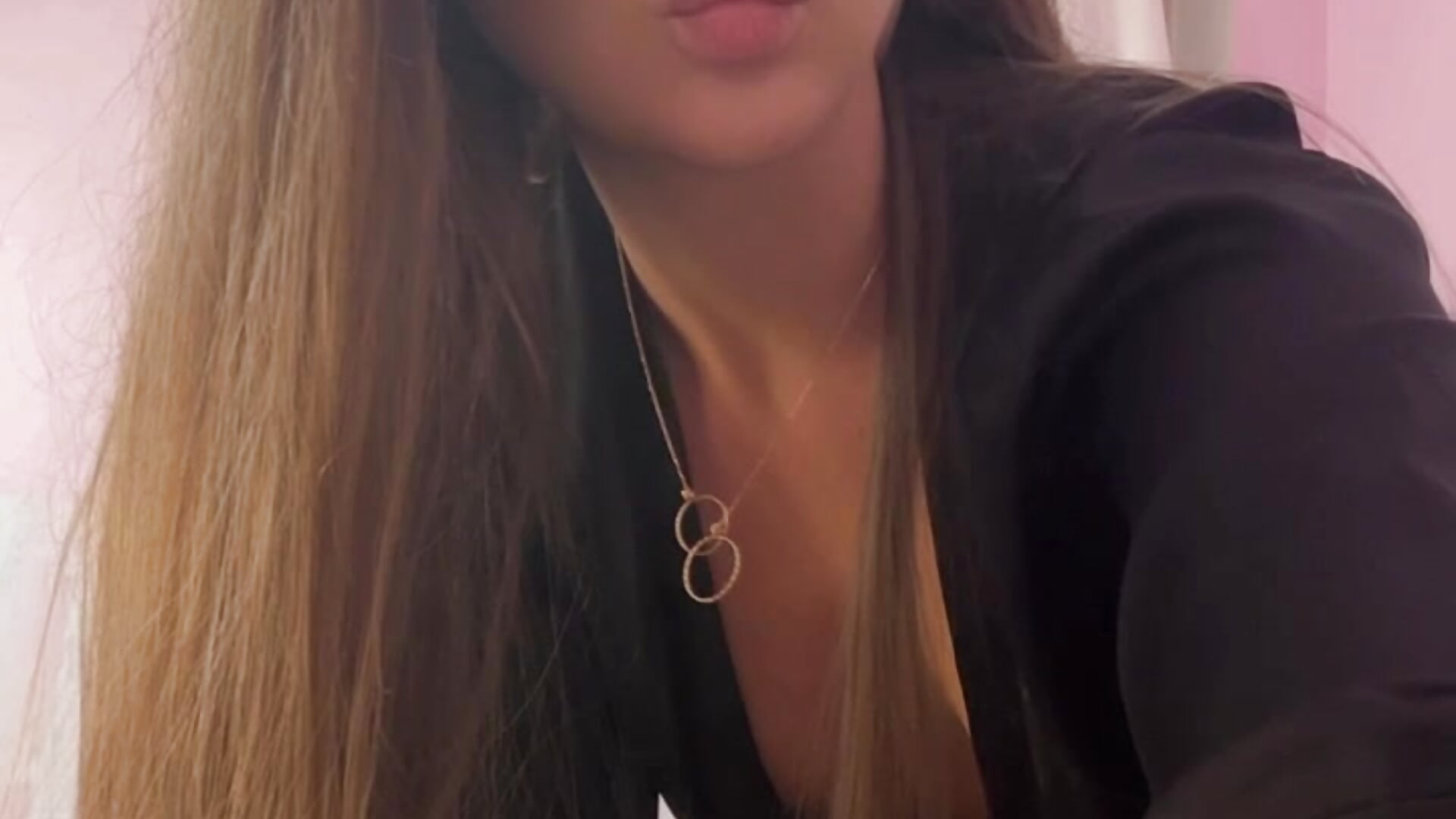 Kisses – video od webkamerové modelky Evalaniss