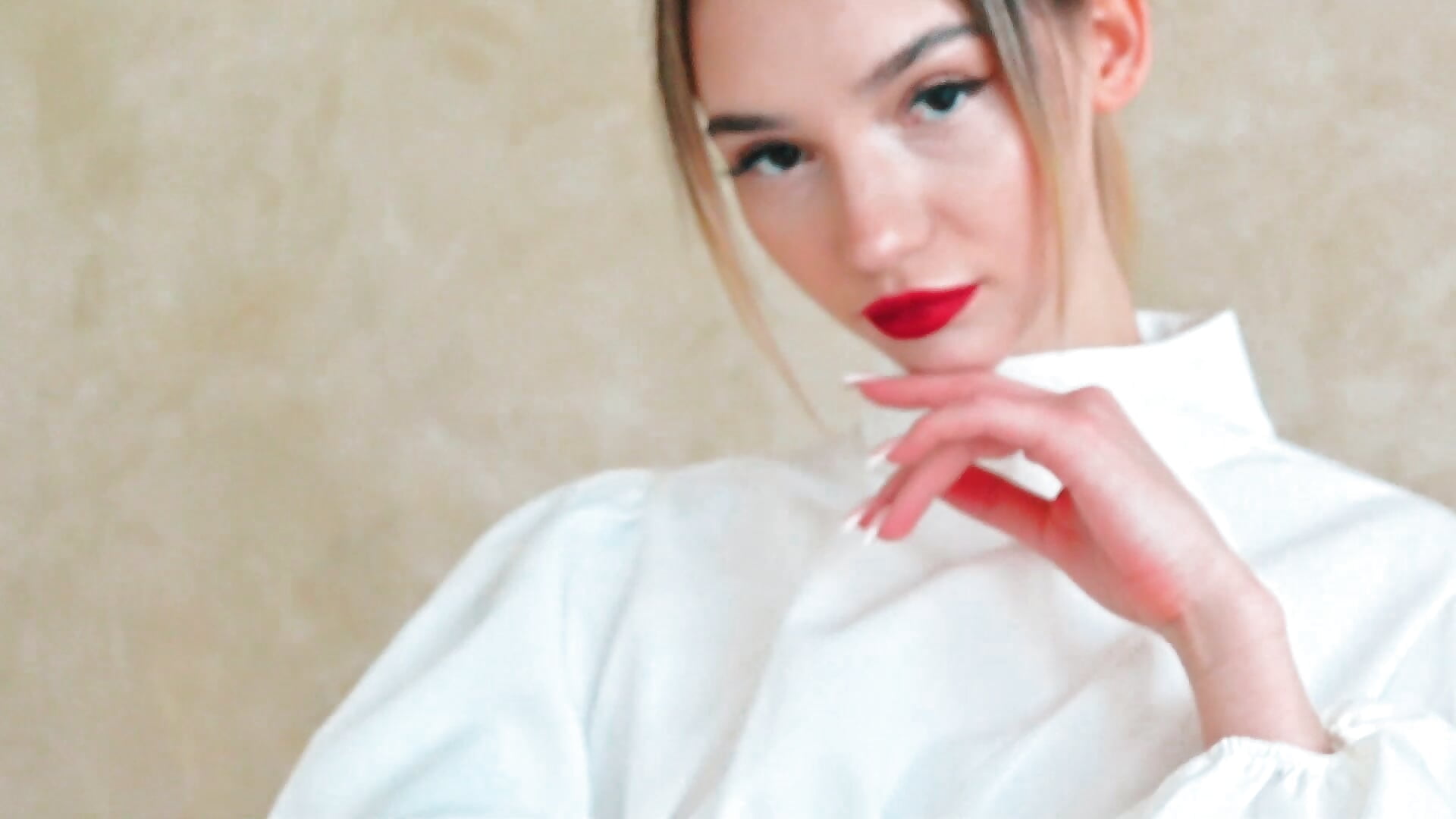 girl in white - video by SophieCatty cam model