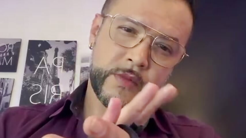 Playing with gloves - vidéo du modèle de showcams MrFrank_tattoo