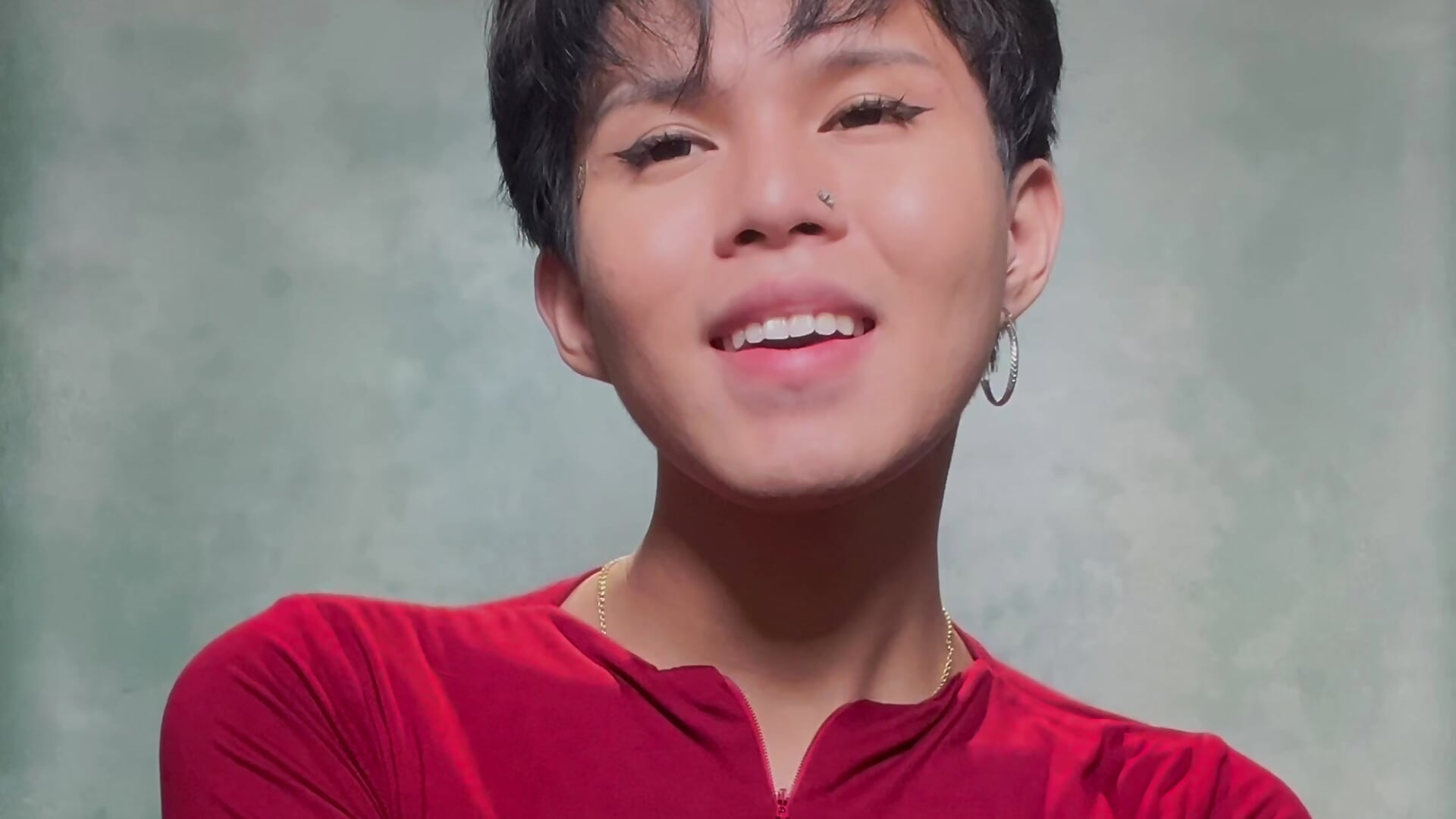 Vídeo em tendência de modelo na câmara Plaxxtique 3674