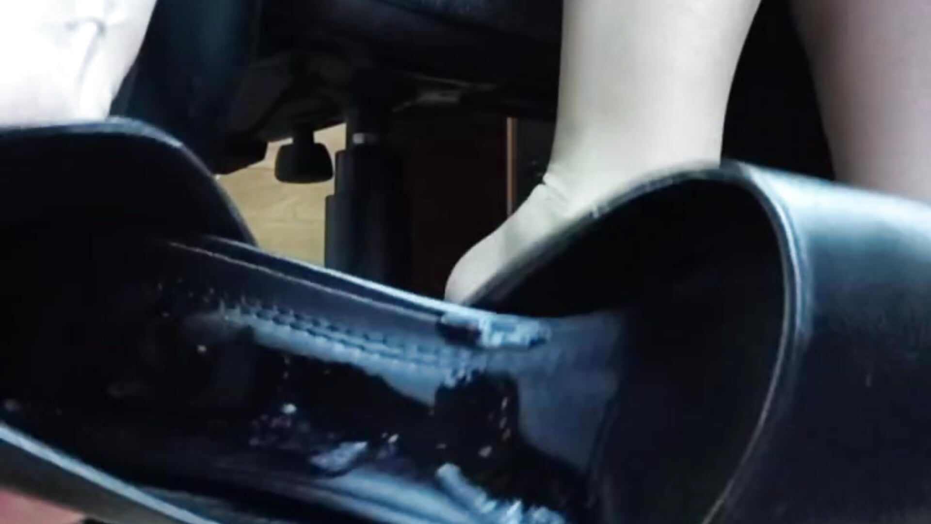 Legs and feet - video by Office_Albertina cam model
