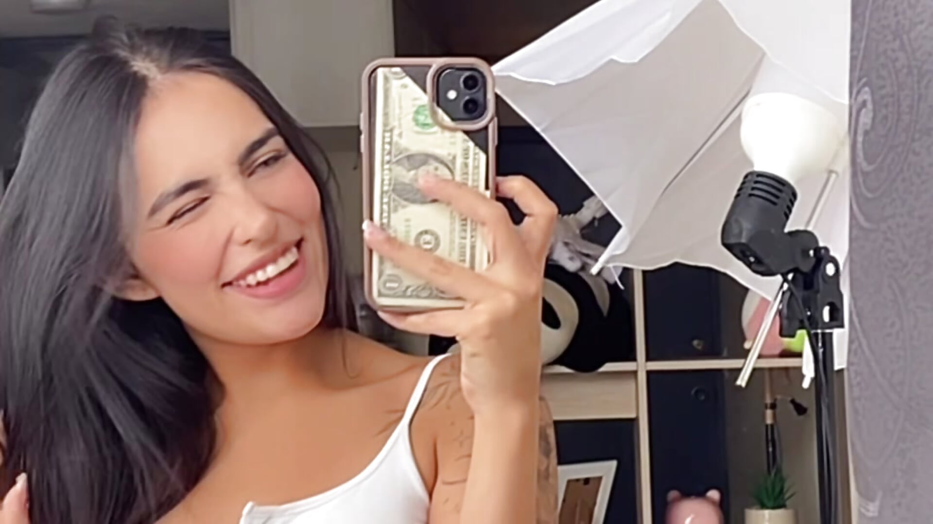 🌺 - video by DaphneUwu cam model