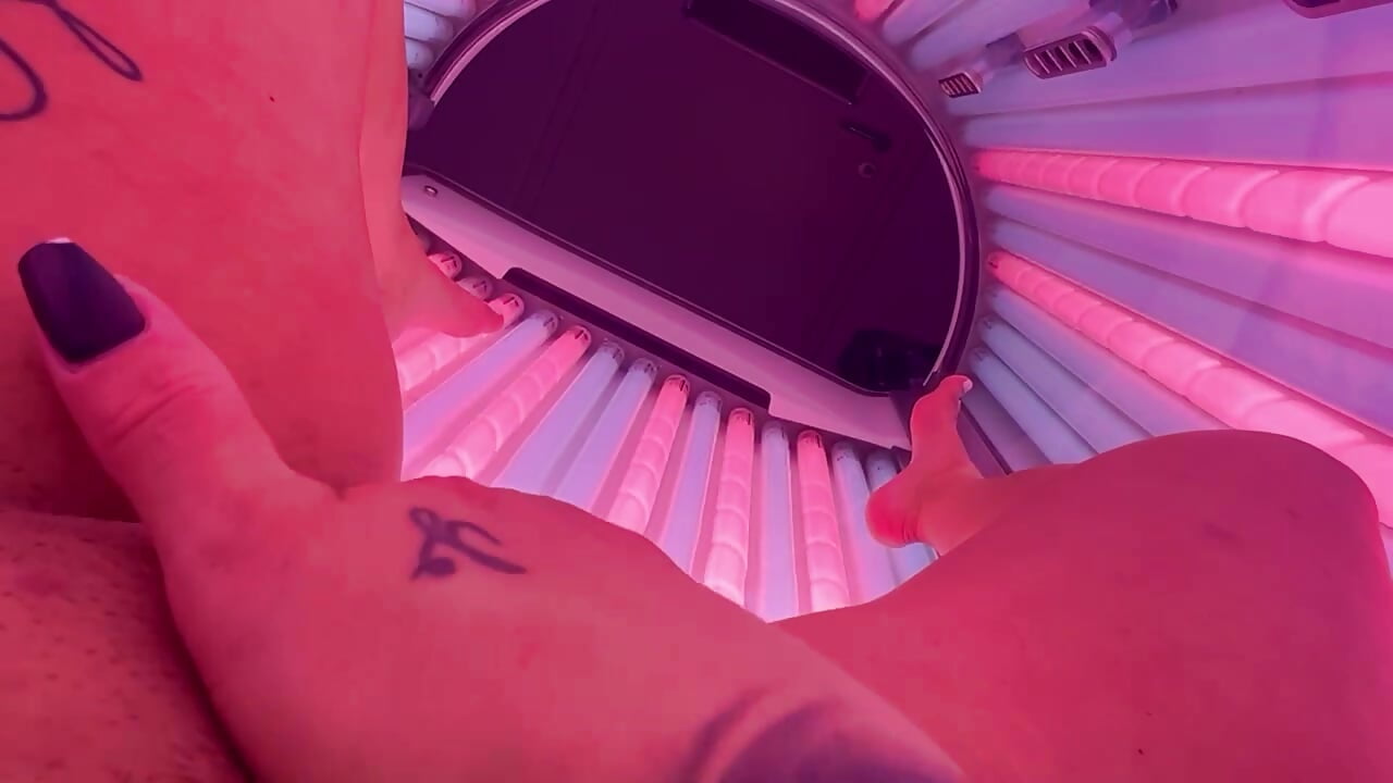 16. π₯΅ Heimlich meine Pussy im Solarium gefingert - video by InKed-Kathy cam model