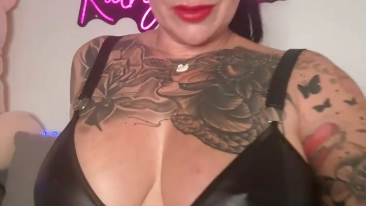 Schwanzgeile Chefin belohnt Jungschwanz Mitarbeiter des Monats mit geilem Fick! (geiles Rollenspiel) - video by InKed-Kathy cam model