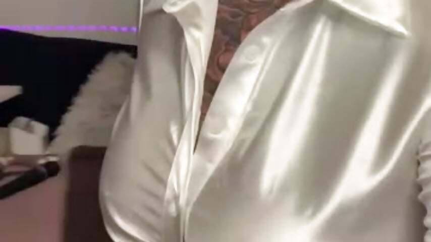 Geile stepmom verführt stepson und melkt Jungschwanz hart ab - clip cu InKed-Kathy model videochat