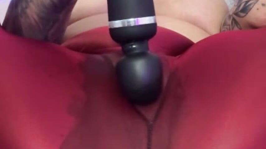 MILF verführt Freund von Tochter in Glanz-Leggings, Pussy und Nippel mit Domi und womanizer verwöhnt - video by InKed-Kathy cam model