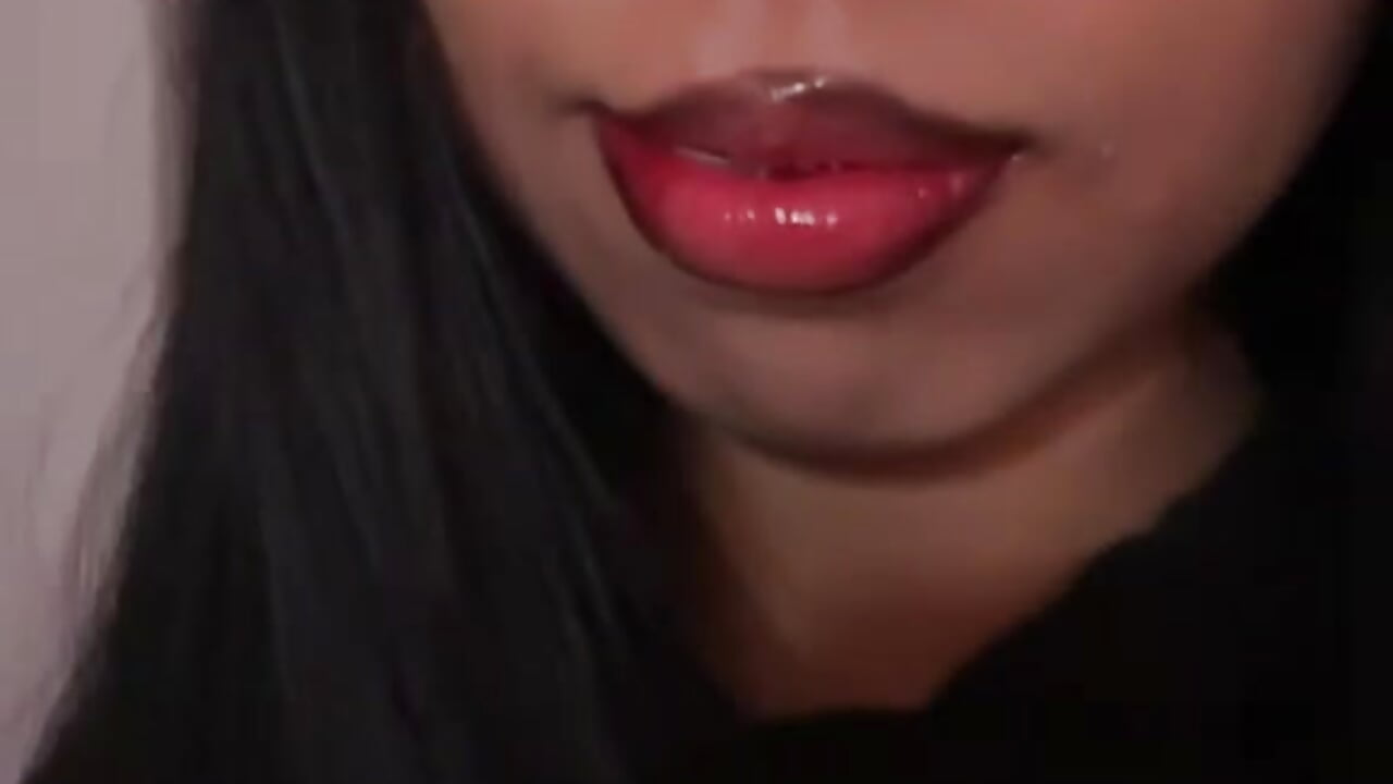 💄 Lip Gloss & Bad Thoughts 😘 - סרטון של AyameFoxy, דוגמן/ית מצלמה
