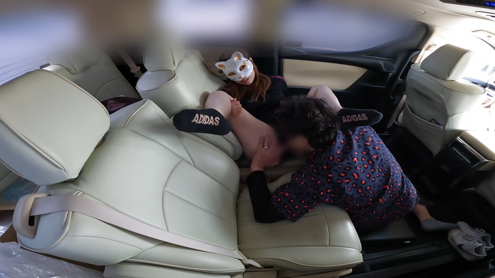 バレーボール練習中。車で絶頂！マッサージされる人妻
