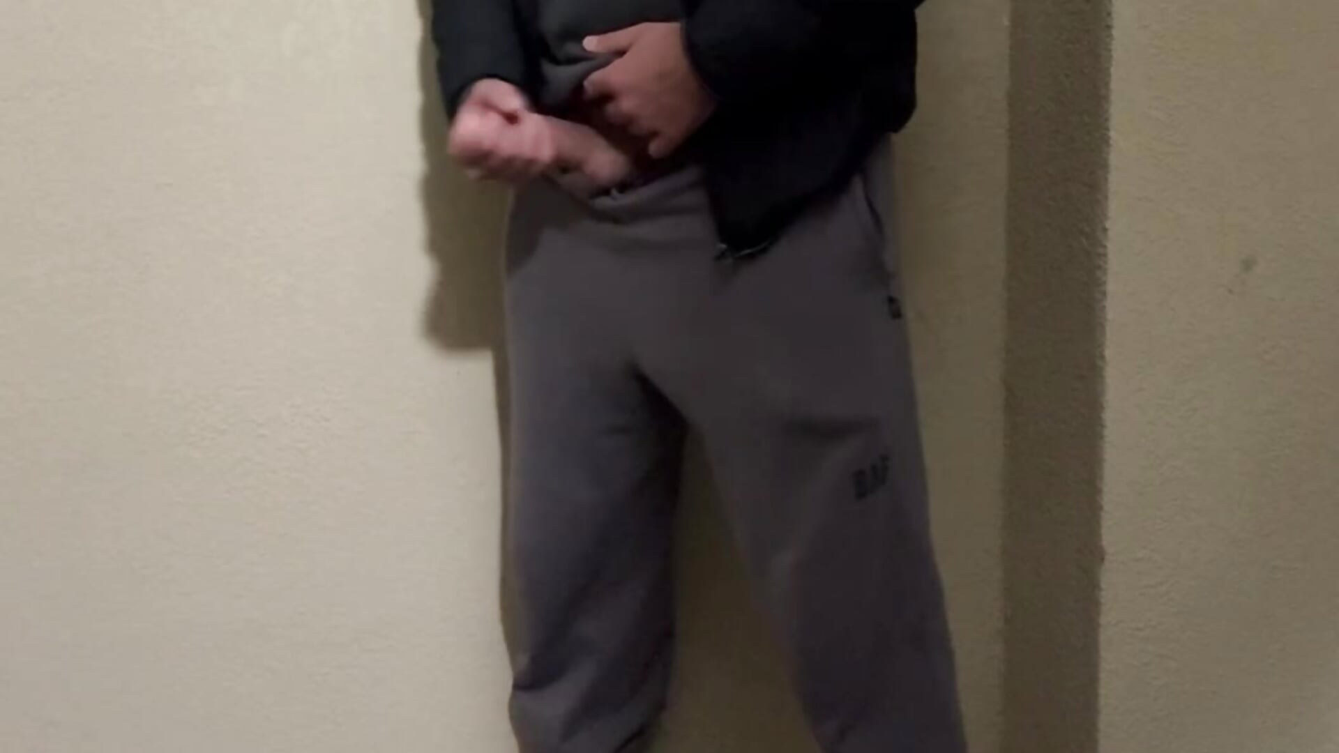 The end in the entrance didn't have time to run to the bed – video od webkamerové modelky Bear_bear_
