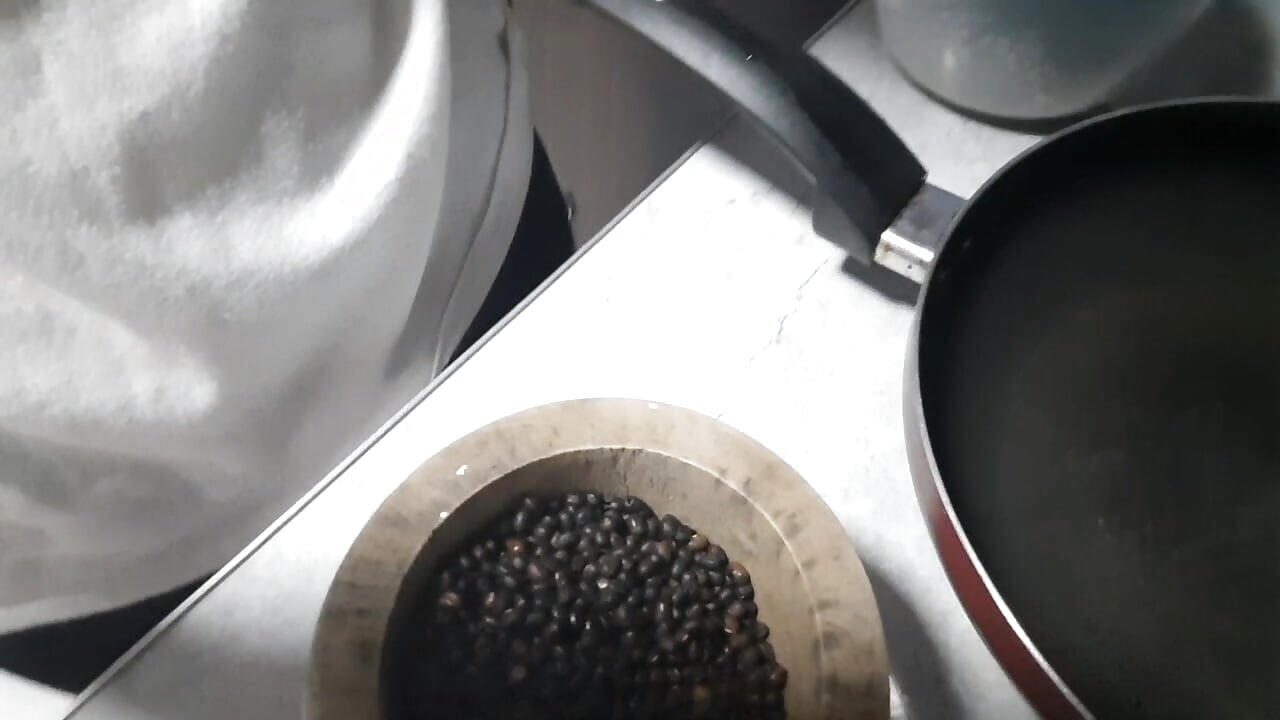 Glutinuous rice and monggo beans with coconut milk, - video của người mẫu cam Asexycook4Ubananas