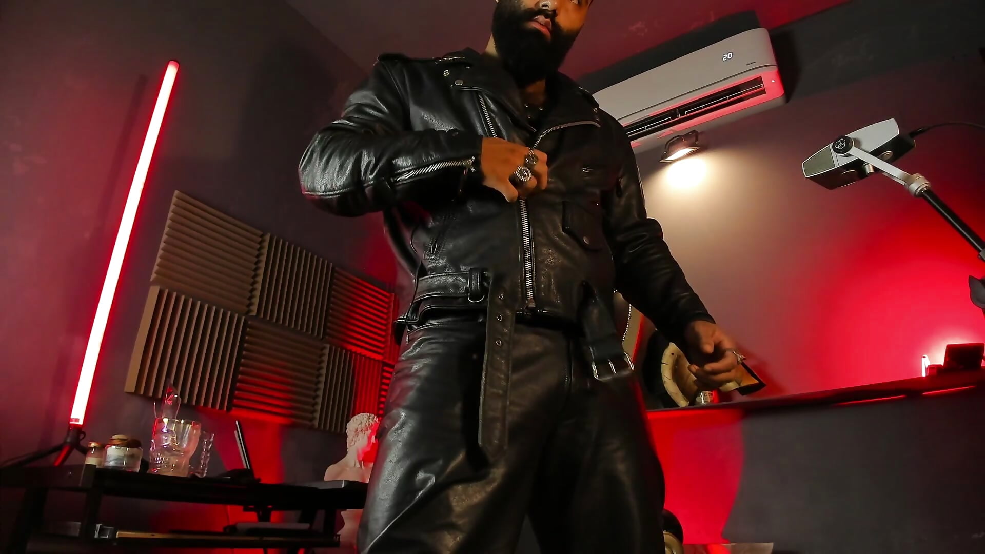leather or no? — filmik BeardAndrew, modela(-lki) na kamerkach