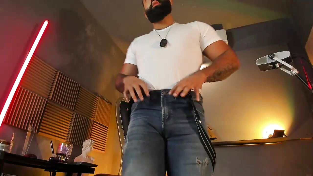 tirantes striptease - video by BeardAndrew cam model