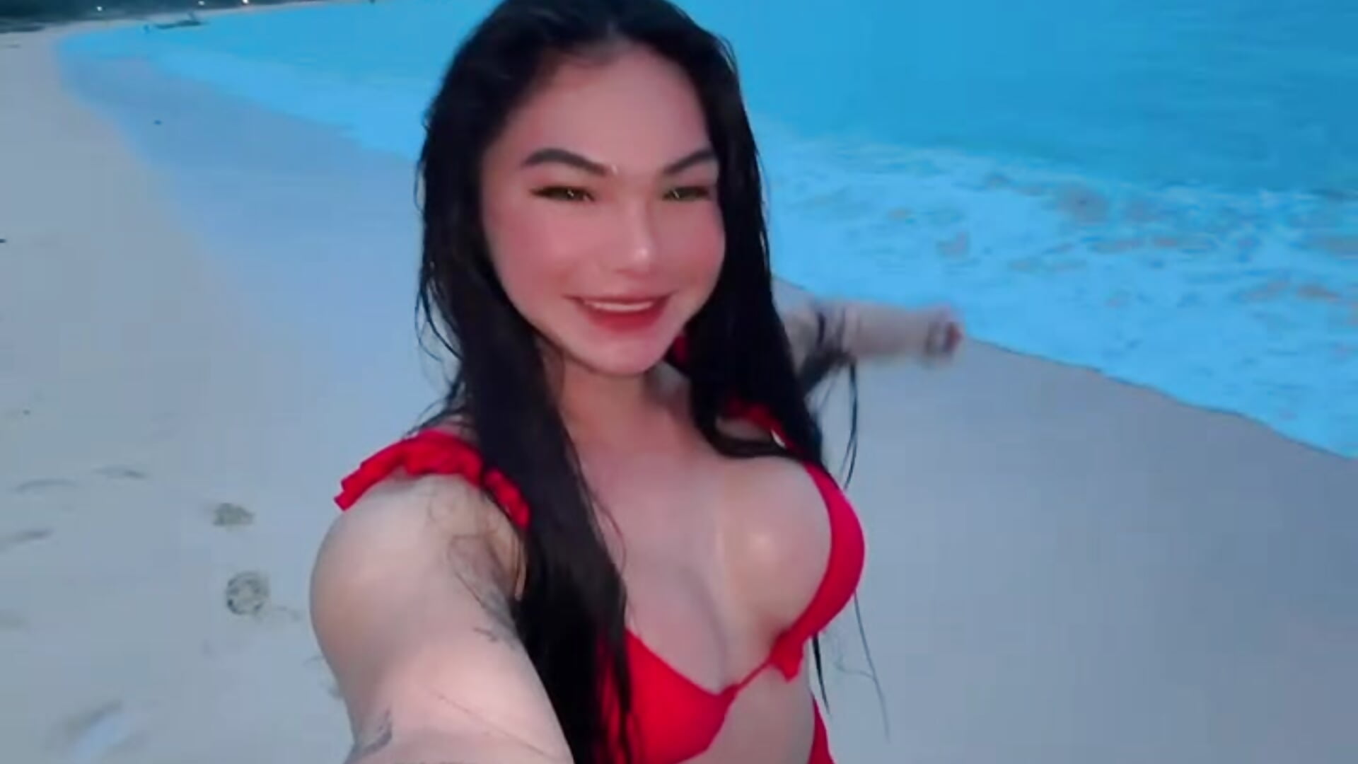 Beachwalk - video by sassy_olivia cam model