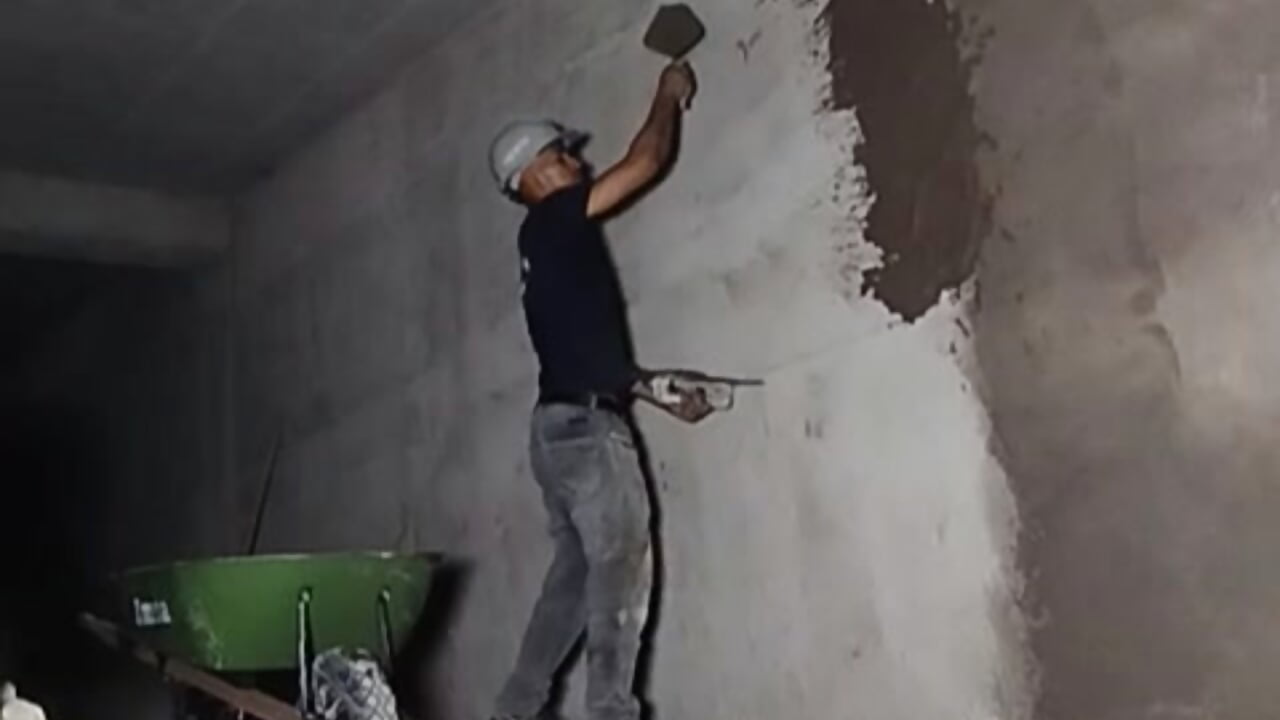 What is that? Is it? The super bricklayer face saying? LOL - video by valeriaswang_Lucas cam model