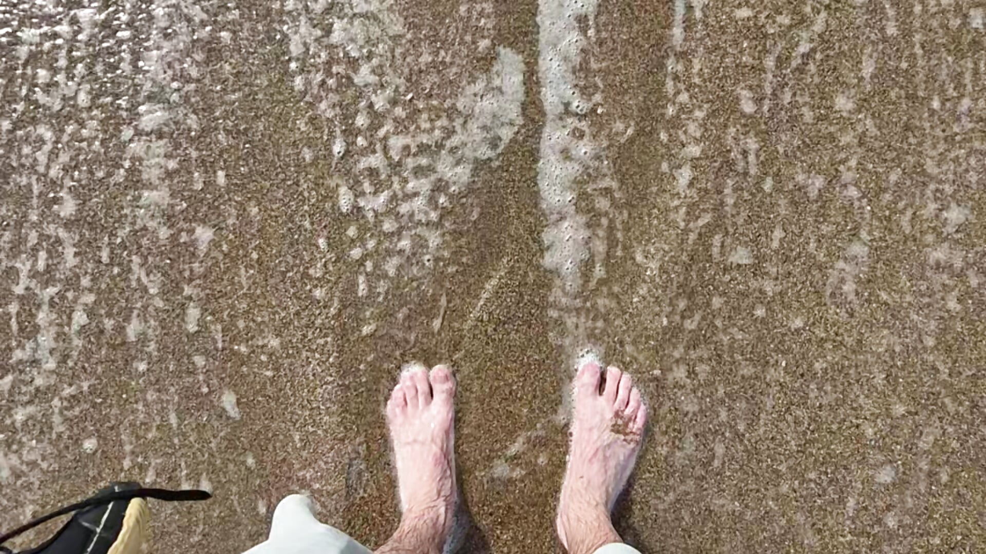 Waves crashing on my bare feet at the beach - סרטון של doyoude, דוגמן/ית מצלמה